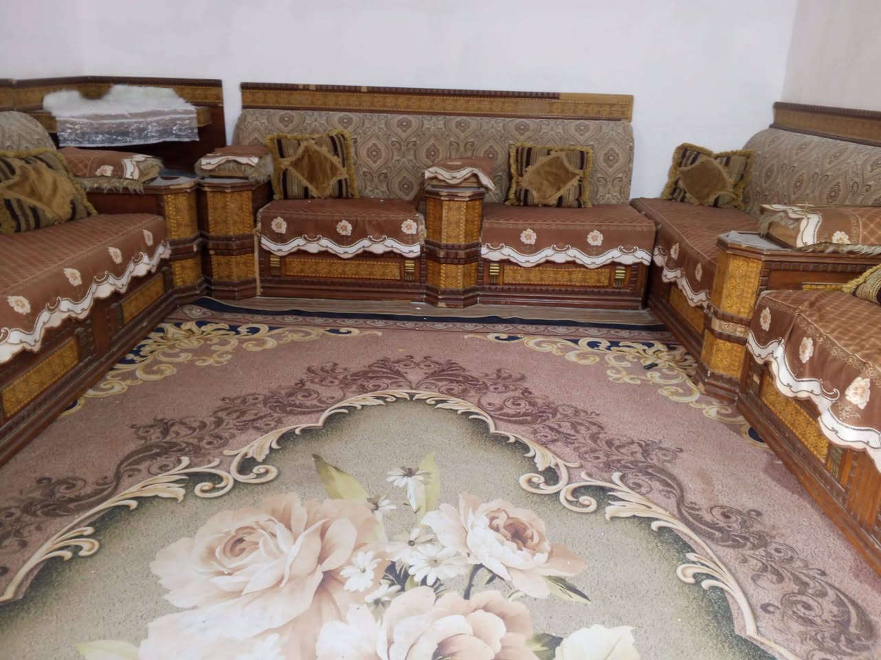 قنفات كويتيات قويات تسعه متر هنه 6قطع وزويه سعر 300وبيهن مجال الستفسار على رقم *********** العنوان الجزيرة
