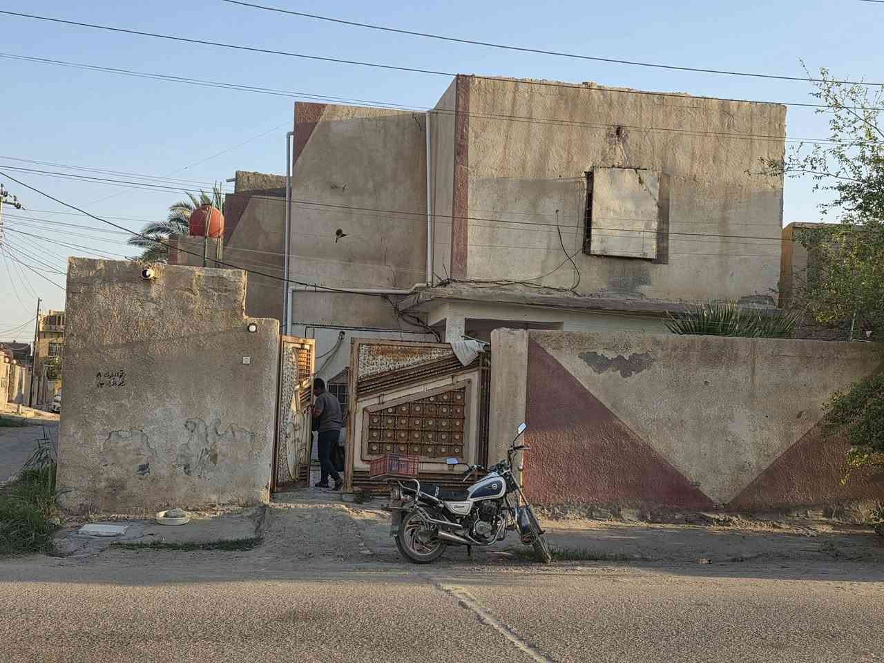 بيت للبيع ركن على شارعين حي المنتظر على الشارع الرئيسي طابو صرف يم جامع شيخ علي سلمان زبيري يبعد عن المستوصف تقريبًا 25 م للأستفسار الاتصال على الرقم ***********
