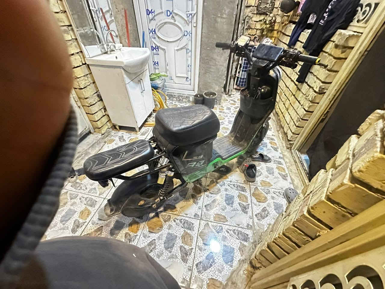 سلام عليكم اخوان عندي دراجه شحن R9 للبيع كلش ما ناقصه بطاريات كلنهن يقرن 12 فولتيه بس وحد ١١ يعني بعدهن بلاد تمشي خير من الله  كلش شغال خير من الله وكو بيه فيشه احتياط اذا خلصت شحن  بيه بصمه ونذار سرقه قفل ستيرن نظام  البك R هورن اشياير جدد تجوه الي وره الراكب  مبدله  البريكات شغلات  السعر ٢٨٠.قفل وعلي ماكو هيج سعر ودراجه بطاريات جدد  مكان بغداد بلديات تقاطع الكهرباء
الرقم *********** للفضل متواجد ماسنجر أكثر شي
