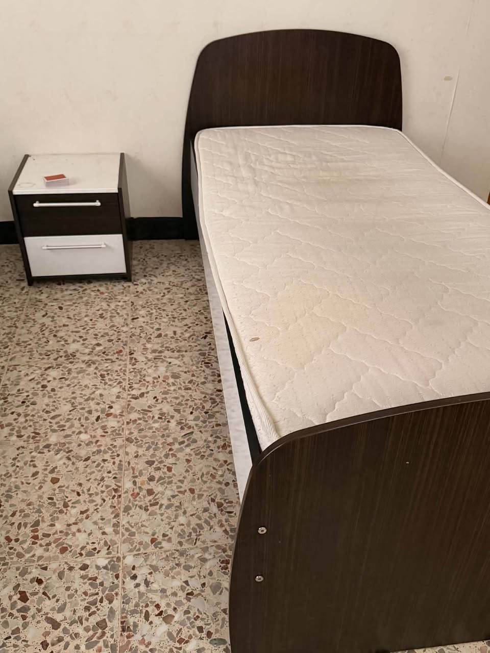 اثاث للبيع غرفة نوم قنبات
سعر خاص ***********
