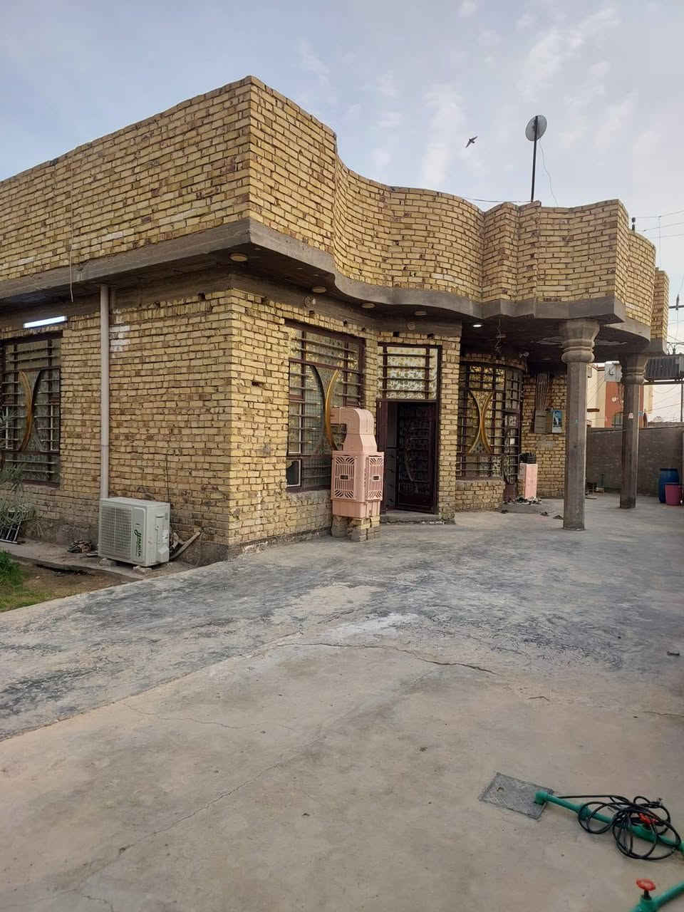 دار للبيع مساحه ٥٠٠ متر ركن على شارعين في المعاره قرب حسينيه السجاد يبعد عن الشارع ١٠٠ متر يتكون من مساحه البناء ٣٠٠ متر غرفتين ٦×٤ و ٥×٤ وصاله ١٢×٥ ومطبخ ٥×٤ واستقبال ٩×٥ وحمامات داخليه وحمامات خارجيه بناء جديد  وحديقه ٢٠٠ متر خدمات ماء كهرباء مولد ذهبي الاتصال على الرقم ***********
