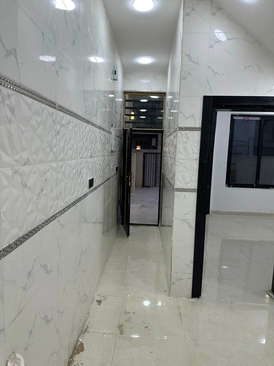 السلام عليكم بيت للبيع مساحه 82متر واجها 5ونص مدخلين استقبال مطبخ غرفه خدمات منور طابق ثاني غرفتين وخدمات طابق الثالث سطحين بناء 2025وبي تشجير 50متر السيديه قرب جامع الصديق من جهت التشجير للاستفسار ***********غير متواجد ع فيس
