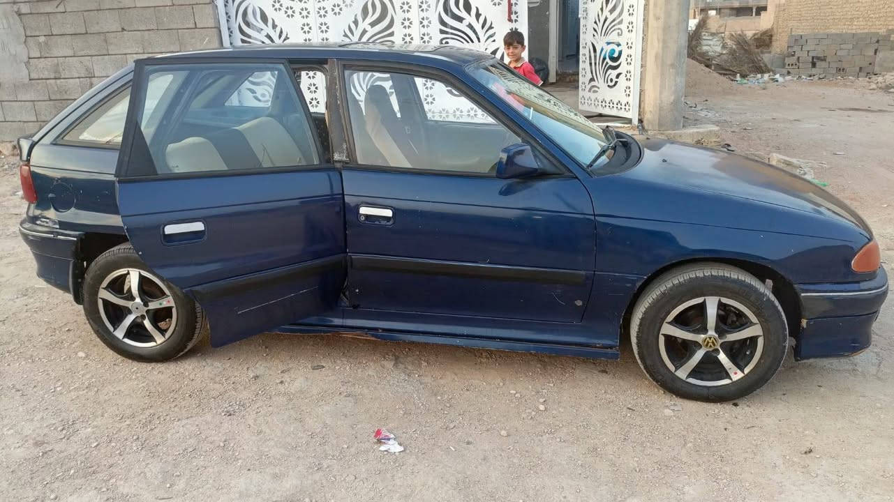 @إشارة
*🚗 للبيع اوبل استرا موديل 1995 🚗*

*المواصفات:*
- الگير: عادي
- الحالة: نظيفة - سيارة بيت
- *ملاحظة: المحرك بي تبخير خفيف*

*السعر:* 30 ورقة وبيها مجال  
*المكان:* حديثة - الانبار  
*رقم الاتصال:* ***********
