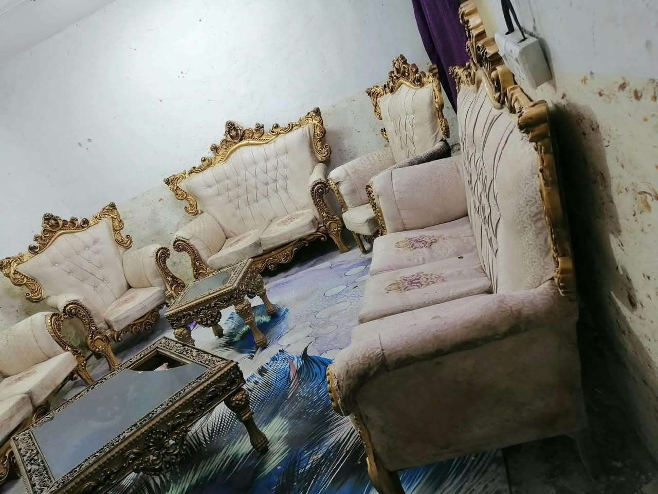 تخم ملكي 10 مقاعد نضيف السعر 225 وبي مجال المكان بغداد ***********
