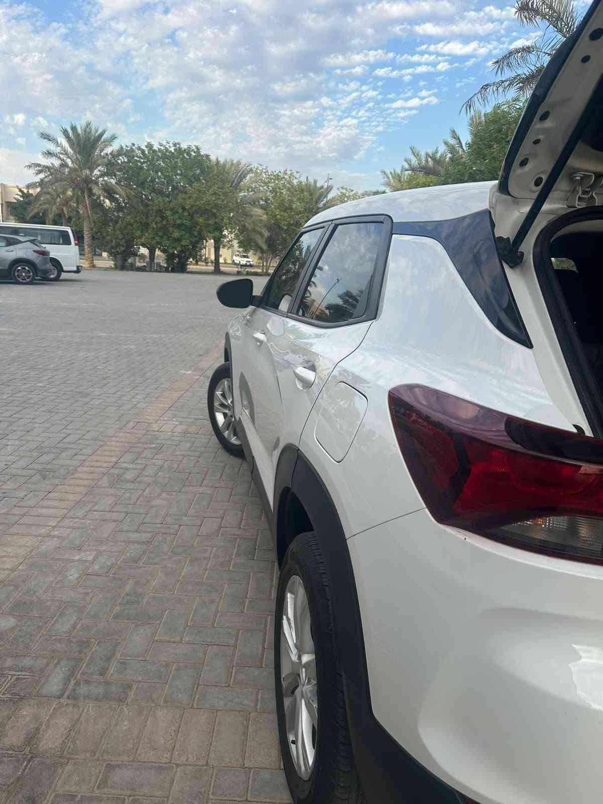 السلام عليكم  Chevrolet trailblazer LS
مستعجل عالبيع 
نوع سيارة : تريل بلايزر 
موديل : ٢٠٢٣ 
ماشية : فقط ٢٠ الف ميل 
مواصفات : ((باب بصمة - كشن مخملي  - كشن كهربائي -  - تبريد مركزي - بصمة - شاشة - كاميرا - تحديد سرعة -لايت ليد- رادار - تحديد مسار - سايد بريك كهرباء _ اوتو اطفاء _ تشغيل عن بعد _مثبت سرعة _ ))
حادث سيارة : جانبي والصور موجوده 

حجم محرك : ١.٣َ / ٣ سلندر توربو 
كير محرك بعدهن وكالة
السيارة بدون رقم '@ تترقم اي محافظة 
سعر : 105 ورقة وبيها مجال 
مكان كربلاء حي التعاون 

*********** للاتصال
