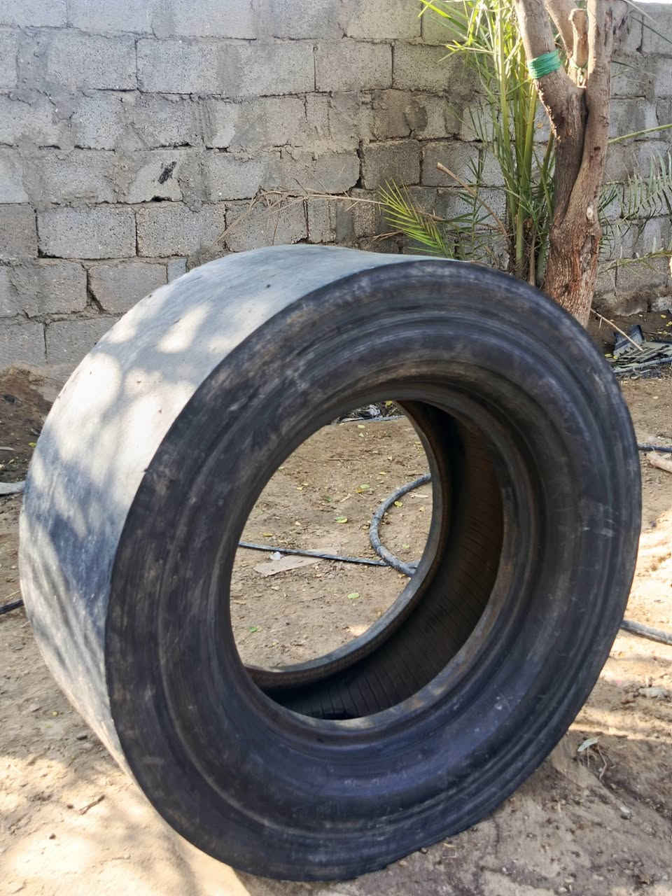 تاير حادلة عريض واحد نص عمر وثاني نضيف
 سعر نص عمر 100
ونضيف 200
رقم الهاتف ***********
