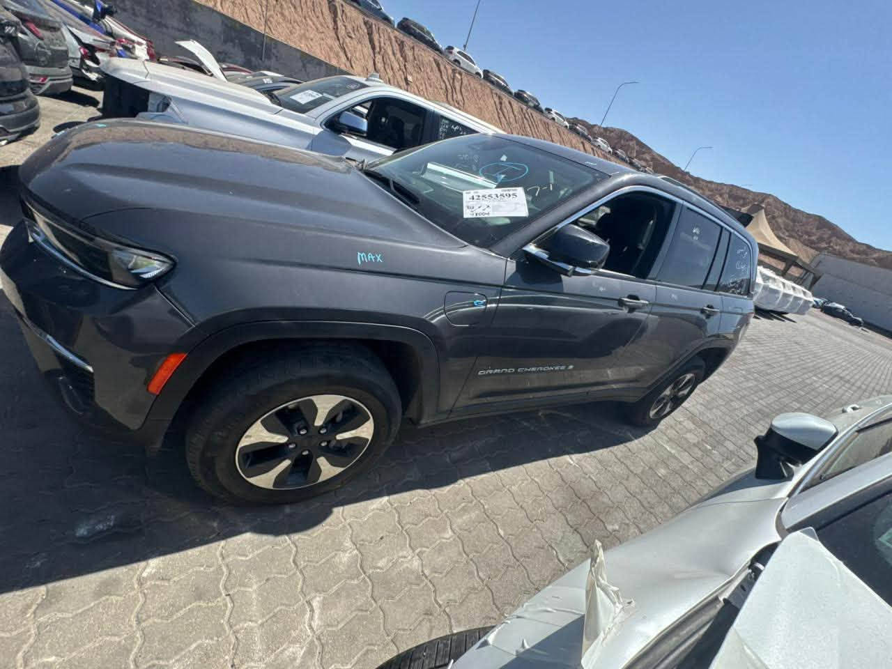 السلام عليكم
Jeep للبيع 
بلكن هايبرد 
موديل 2024 
حادث حالوب خفيف جدا 
سيارة ماشية 50,000 Miles 
مرقم بغداد وكامل 
السعر 33,000$ 
مكانهة بغداد 
تواصل 
***********
