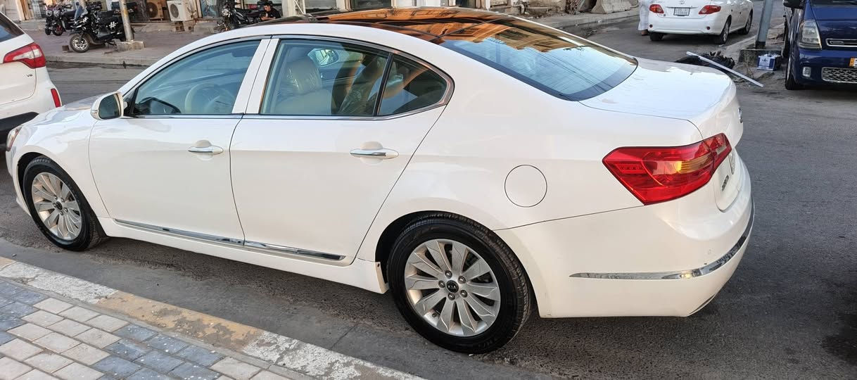 عندي 2011 فول مواصفات خليجي لون ابيض
بأسم صديقي رقم بغداد
بيهة فقط بنيد صبغ بدون ضربه
مكاني ديالى وانبار***********

