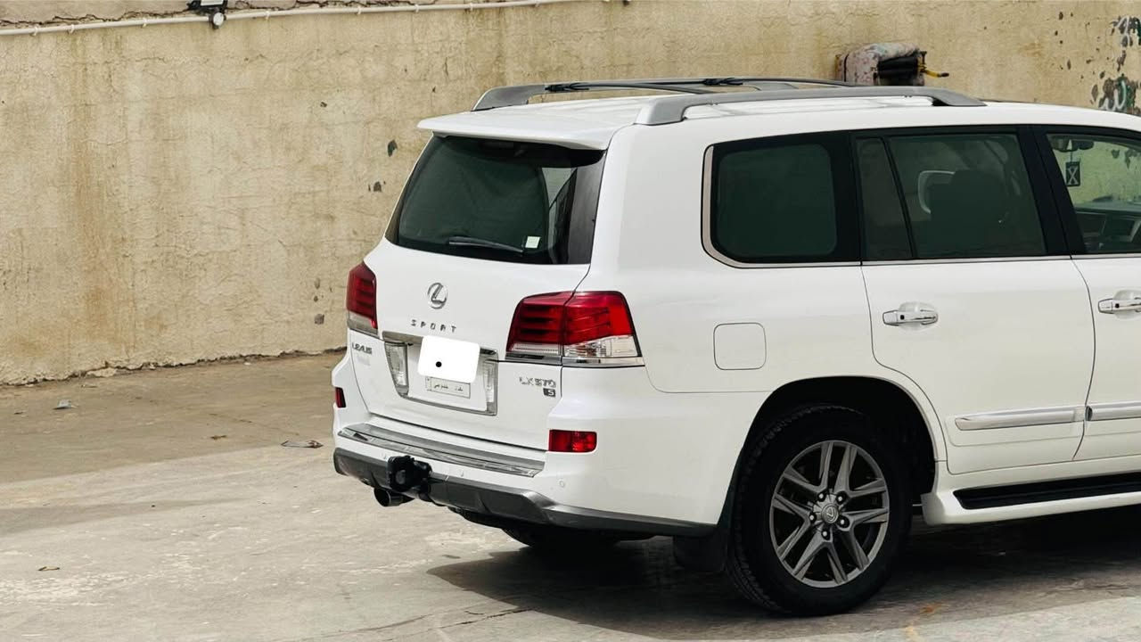 لكزز 2015
فول سيورت  LX570  S  
ماشيه  200 ألف  
محرك V8 سعة 5.7 لتر  
قوة 362 حصان  
كير  أوتوماتيك 8 سرعات  
خزان وقود كبير مناسب للسفر  
فئة S سبورت:
كت رياضي خارجي  
شبك وصدامات مميزة 
جلد فاخر تبريد وتسخين أمامي وخلفي  
تحكم كهربائي للمقاعد + ذاكرة  
فتحة سقف  
ثلاجة Cool Box  
شاشة كبيرة + شاشات خلفية  
نظام صوتي فاخر  
كاميرات 360  
حساسات أمامية وخلفية  
تشغيل بصمة ودخول ذكي  
أنظمة الأمان:
مانع انزلاق  
المحافظة على المسار  
مثبت سرعة ذكي  
وسائد هوائية متعددة  
السيارة نظيفة جداً وجاهزة للفحص  
رقم راعيها
***********
