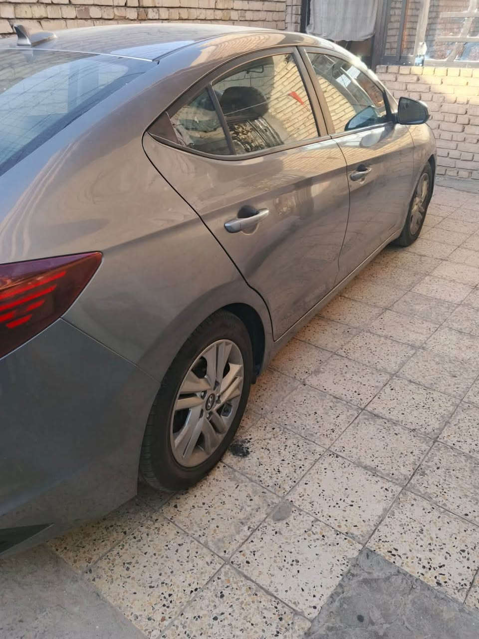 النترا 2020 
حادث سطحي 
فقط بنيد 
بدون دواخل بدون ايرباك 
البنيد صبغته بلجديد يعني مو نفس بلصور وبدلت دعاميه ولمازدات يعني سياره مصروف عليها 
بدون مواصفات فقط شاشه سياره حلوه وجديده مابيها اي نقص 
مكاني بغداد الصليخ 
***********
