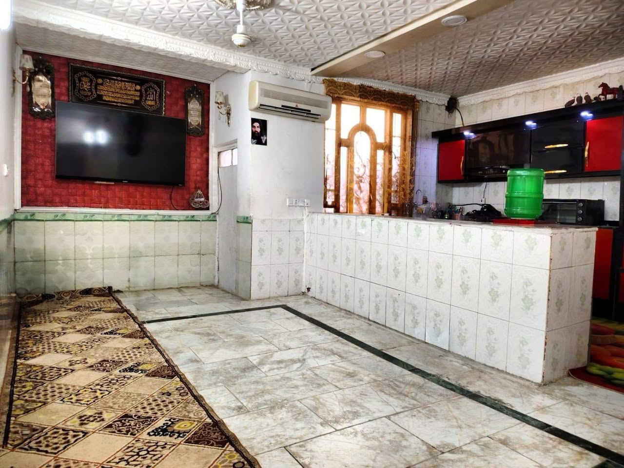 :
​🏡 بيت للبيع - 
​الموقع: خلف مركز شرطة أبو رمانة
​المساحة: 120 متر مربع
​البناء: قاطين (سقف عكادة)
​تفاصيل البيت:
​الطبق الأول: استقبال، مطبخ، ومنور
​الطبق الثاني: غرفتين نوم + صحيات
​💰 السعر المطلوب: 115 مليون (وبيه مجال)
​📞 للتواصل والاستفسار:واتساب ***********

