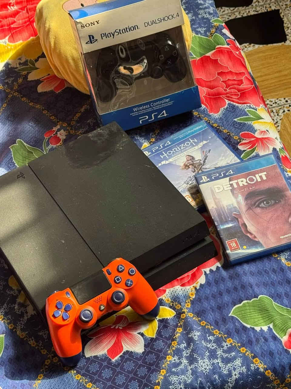 بلايستيشن 4 (PS4) للبيع 🎮
الملحقات:، 2 يد تحكم (وحدة بكرتونتها)، كيبل باور، وكيبل HDMI.

 الإضافات: أقراص ألعاب أصلية (Detroit + Horizon).  

 النظام والحالة: إصدار النظام 13.52 (الجهاز نظيف، أونلاين ولم يُهكر أبداً، وقابل للتهكير). شغال تمام، ومفتوح للتنظيف فقط (بدون أي أعطال أو صيانة سابقة).

 السعر: (200.000) الف

 المكان: الدورة / او عرصات الهنديه  

 التواصل: (***********) واتساب فقط
