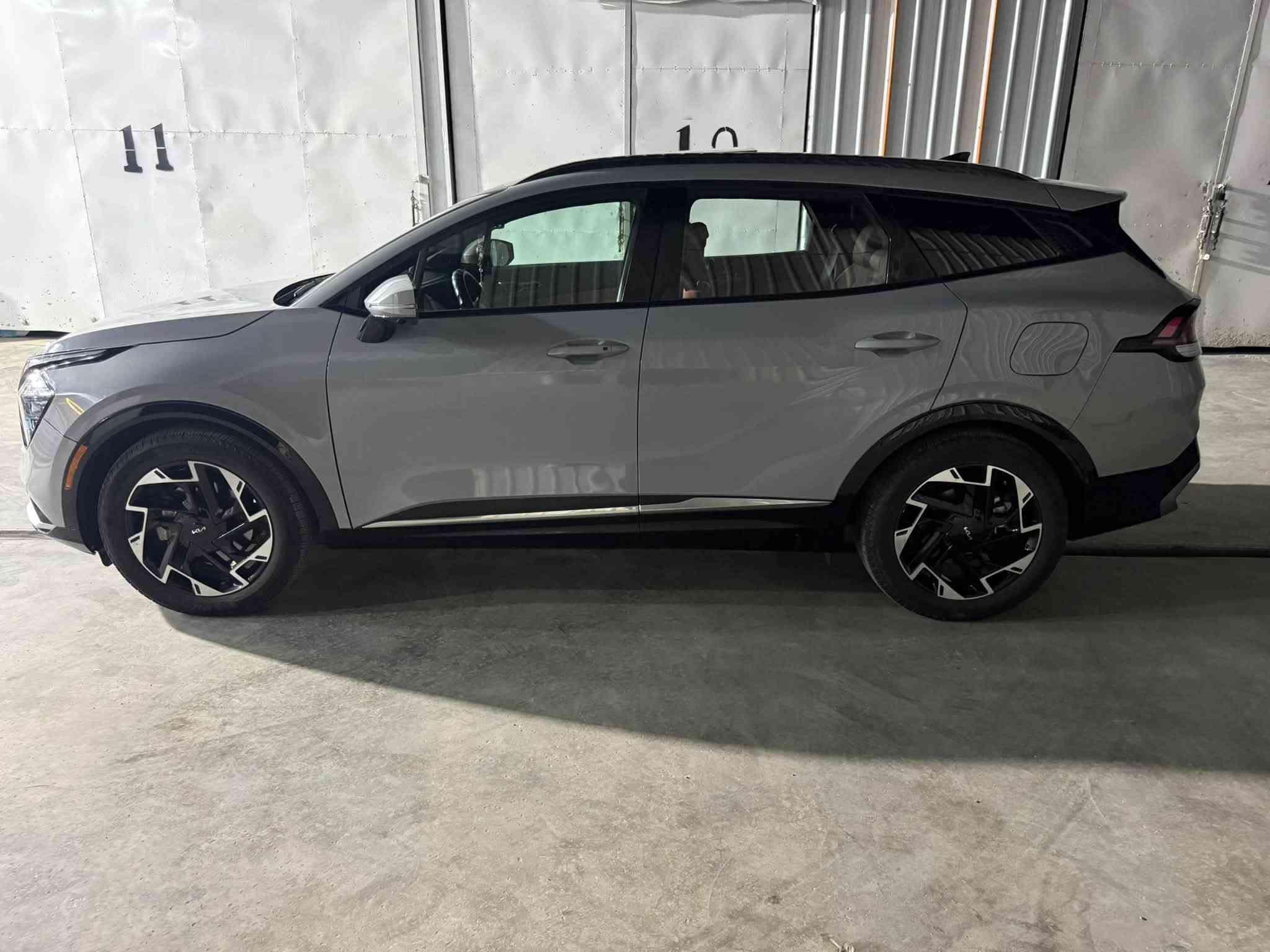 ﷽

للبيع فقط…
كيا سبورتج موديل 2024  برستيج
                    kia sportage SX-prestige AWD
الموديل : 2024
الون : رصاصي سمنتي  
لون الداخل : احمر 
العداد : 16 الف ميل 

فول فول مواصفات اعلى فئة بلسبورتج 
سيارة جديدة
وارد امريكي 
الضرر : جاملغ خلفي معدل ومصبوغ  وباب السائق والي وراه مبدلات ومصبوغات تكمه ودوسه مابيهن ضرر الضرر فقط خارجي 
ايرباك فقط البرده والكشن 
صور الحادث مرفقه بلمنشور 

مواصفاتها :-
1. محرك 2500 GDi
2. كير 8 نمر
3. بانوراما
4. بصمة : تشغيل - ابواب - صندوك
5. صندوك كهرباء ذكي
6. شاشة كبيرة على طول الدشبول دجتل كامل 
7. كيجات الكترونية متغيرة حسب الوضعيات
8. انظمة القيادة : سبورت - سمارت - نورمال
9. كشنات جلد أحمر
10. كراسي كهرباء فول تحكم مع كشن ميموري 
11. اضواء ترحيب عند الاقتراب مع ترحيب داخلي عند الصعود او المغادرة
12. شحن وايرليس
13. هاند بريك بصمة
14. اوتو هولد
15. كاميرات 360 مع كاميرات بالاشارات الجانبية مع وضعيات مختلفة للكاميرات
16. فول رادارات امامية وخلفية وجانبية
17. تحديد مسار ذكي
18. قيادة أليه ذكية
19. نقطة عمياء
20. كروز سرعة
21. تبريد وتدفئة كشنات مع تدفئة ستيرن
22. سستم صوت هارمان كاردون 
23. خزن كشن سائق ميموري وضعيتان
24. اشاير بالمري
25. تشغيل عن بعد
26. شاشة لمس متغيرة لتحكم الميديا او لتبريد
27. ستيرن فول تحكمات

رقم بغداد انكليزي 
السعر 225 ورقه وبيها مجال 
للستفسار اكثر يرجا الاتصال بلرقم 
***********
***********
