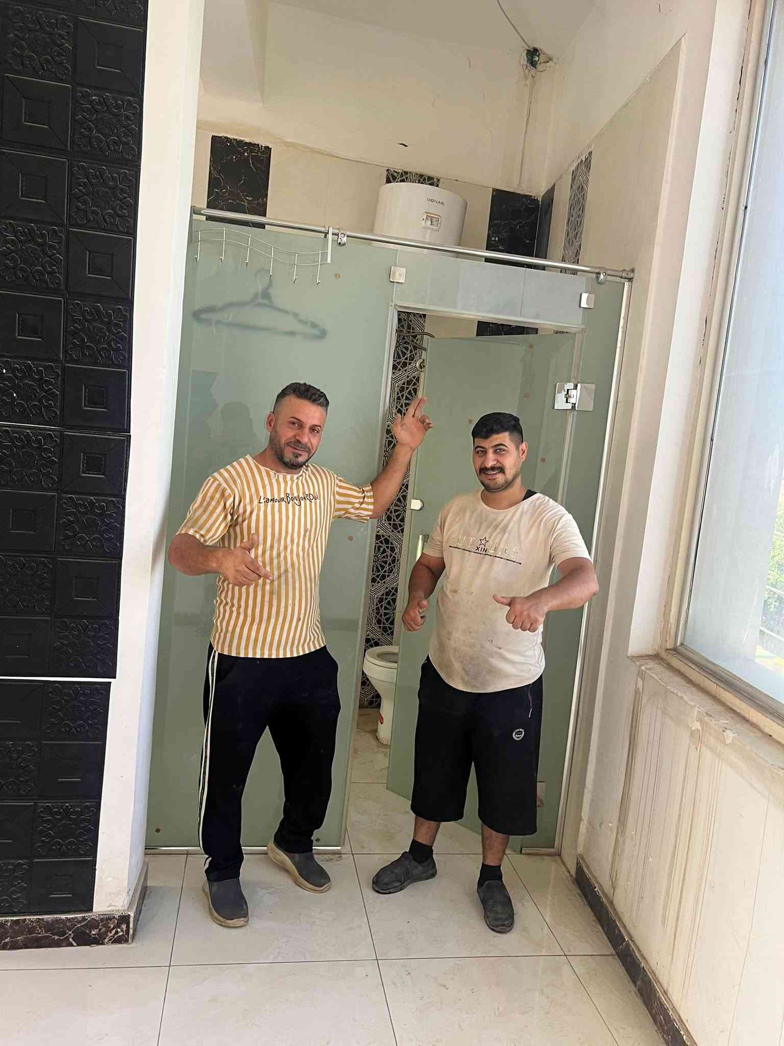 تم بحمد الله عملنا جام خانه  10ملم وقواعط حمامات جام ضبابي مسكرت  سعر المتر ١٧ وسعر الباب ١١٠ من الله التوفيق حيدر القريشي  (***********.).(***********)تحطيم وتفليش الاسعر 🔥🔥🍋
