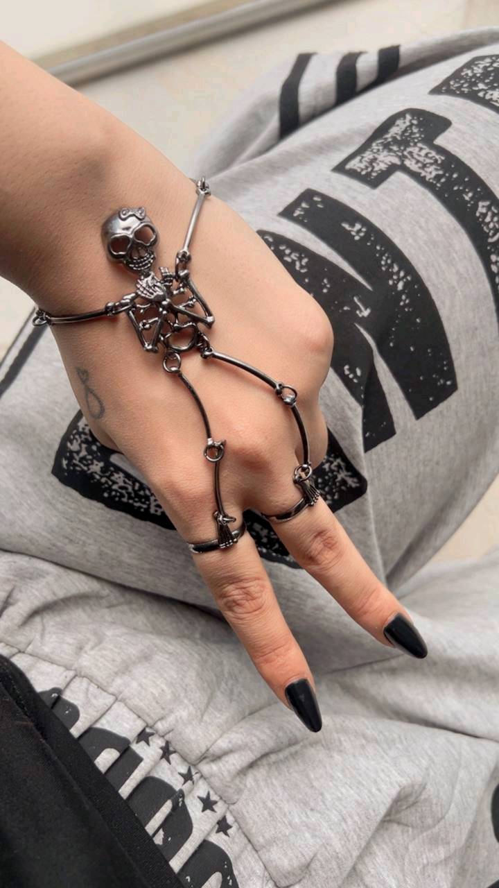 ✨ شباحية معصم الهيكل العظمي 🦴💀 ✨🖤

إذا تحبين الستايل المختلف والقطع اللي تلفت النظر من أول نظرة 😍🔥 هذا المعصم إلكِ!

💀 تصميم هيكل عظمي مميز وفخم
🖤 متوفر باللون الأسود
🤍 ومتـوفر باللون الفضي
👩🏻‍🦰 مناسب للبنات
👨🏻 ومناسب للولد
💧 مقاوم للمي حتى تلبسينه براحتج
✨ الطلاء ثابت ويحافظ على شكله ولمعته
🔥 تصميمه غير اعتيادي ويكمل اللوك بطريقة كلش حلوة
🖤 ينفع للّبس اليومي وللطلعات والمناسبات
😍 قطعة تخلي إيدج مميزة وتضيف لمسة جريئة للستايل

مو مجرد إكسسوار… قطعة بيها شخصية وهيبة 😎💀

سعر القطعة 11 الف
🚘يوجد خدمة توصيل لجميع محافظات العراق ٤ الاف🚘