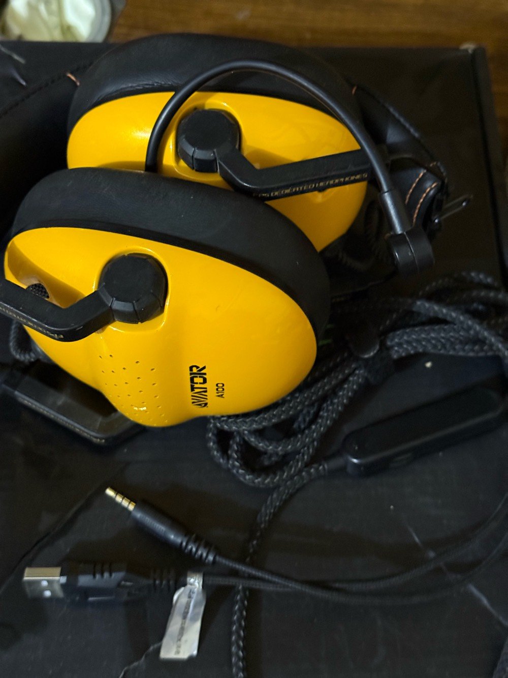 🎧 PIVA AVIATOR U100 🎮
🔥 سماعة كيمنك  نضيفه وسماعه مرتبه!
-بعض التفاصيل عليها 
✅ درايفرات 50mm
✅ صوت محيطي افتراضي 7.1
✅ مايك ENC لتقليل الضوضاء
✅ تردد 20Hz – 20,000Hz
✅ اتصال USB
  📩 السعر 40,000
تواصل ***********