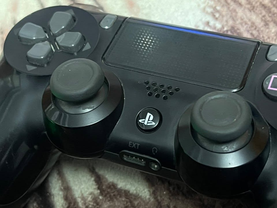 جوستك ps4 اصلي 

•ضمان ماكو اي خلل بالكير او الازرار او البطارية

السعر ٢٥ الف عنواني بغداد الشعلة ***********
