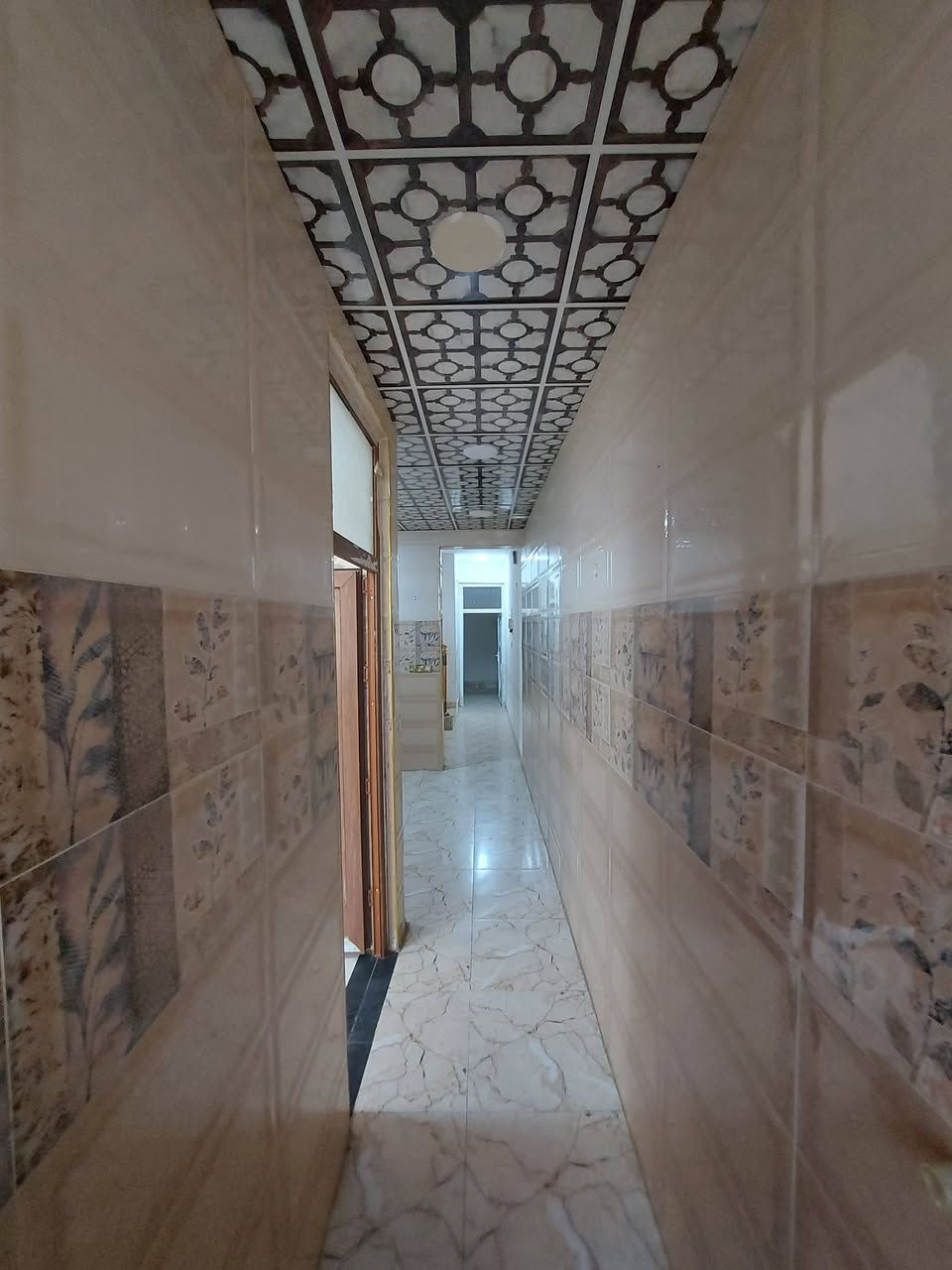 🏤 دار للأيجار ✅️ بعقوبة البحيرة ✅️ بالقرب من معهد الأماني للتدريس الخصوصي 
✅️ بناء حديث ✅️ موقع مميز
 🔺️ مساحة ( ١٠٠ ) متر 
🏘 طابق ثاني 
 ✅️ ايجار الدار [[ ٣٠٠ ]] الف 
🏘 يتكون الدار من : ( ٢ ) غرفة نوم ✅ ستقبال ✅️️ صالة عدد ( ٢ ) ✅️ مطبخ ✅️ مجموعة صحيات
للاستفسار مع مكتب نجاح العميري للعقار ☎️
 موقع المكتب ⬅️ مدخل العزات مجاور اسواق نوتيلا الغذائية 🛒 او التواصل على الماسنجر او الواتساب على الرقم *********** 📞📞
