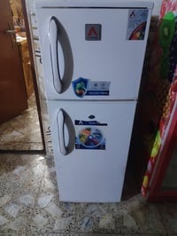 ثلاجه جديده كبال العين 4اشهر من ماخذيها برغي واحد ما مفتوح منها ولا مص...