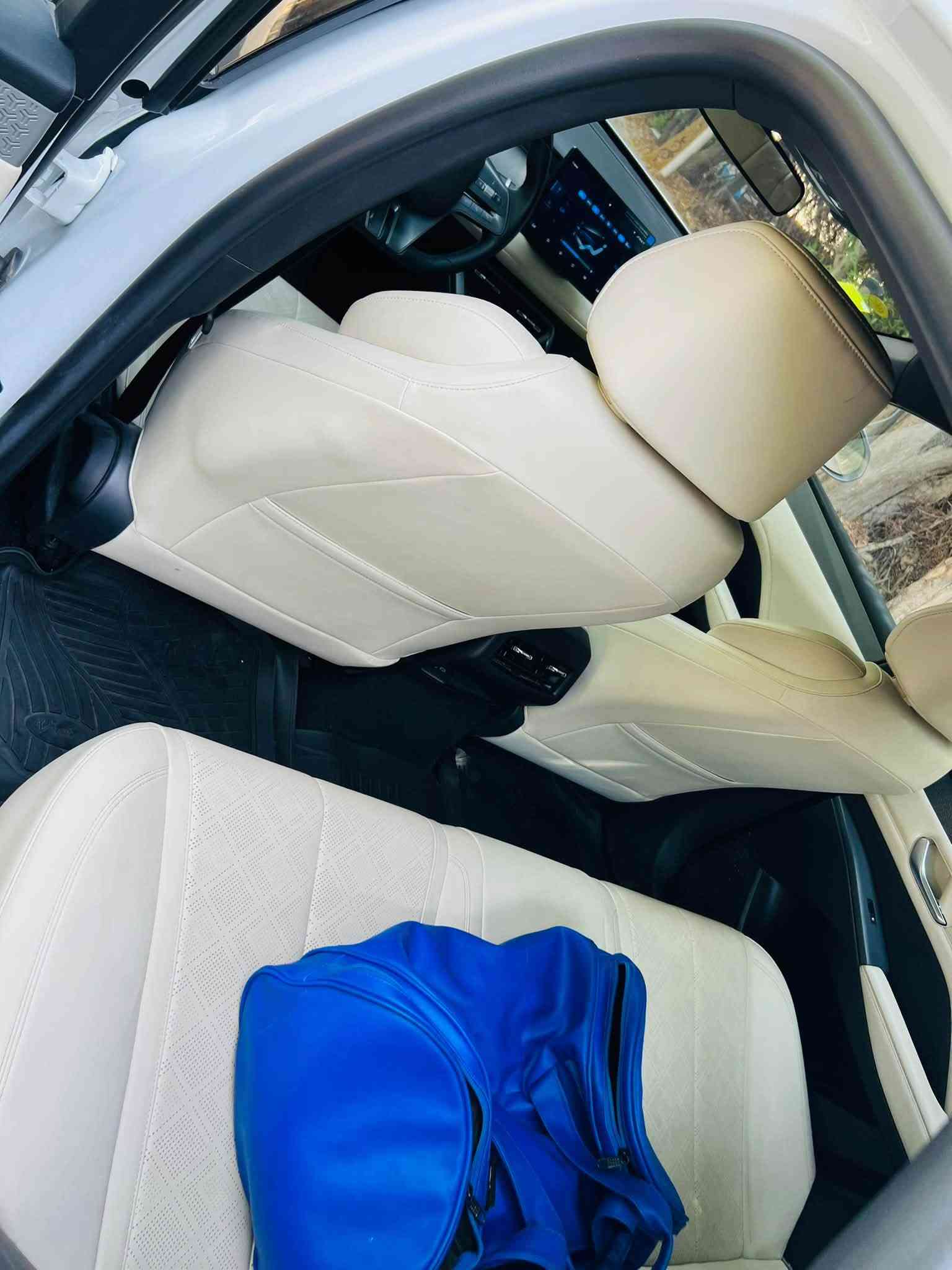 سلام عليكم عندي BYD كن بلاص 2025 . بدون لوحات تسجيل مباشر . ماشيه الكلي 26 الف . داخل ابيض المرغوب . مكفوله كفاله عدى رصعتين فقط . السياره جاهزه من كلشي وعلى وضع الشركة بعدها . مكان السيارة النجف الاشرف . سعرها 20 مليون وبيها مجال بسيط جدا للاستفسار ***********
