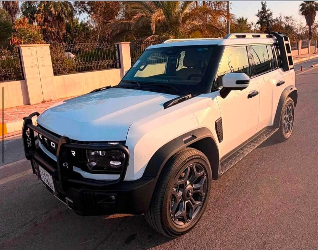T2LUXURY جيتور
الموديل: 2025
المحرك: محرك 2.0 لتر تيربو 4 سلندر حقن مباشر القوة: 254 حصان
عزم الدوارن : 390 نيوتن-م.
ناقل الحركة: 7DCT - أوتوماتيكي
استهلاك الوقود الشامل 8.83 لتر لكل 100 كم
BorgWarner متطور من AWD نظام الدفع : دفع رباعي
الضمان الأساسي: 6 سنوات وعداد كم مفتوح ضمان المحرك: 10 سنوات او 1,000,000 كم
:مواصفات السلامة
• كاميرات محيطية 540 درجة
• رادار تفاعلي
• نظام التحذير من التصادم الأمامي والخلفي
• نظام تحذير مغادرة المسرب
• نظام المساعدة للبقاء في المسرب
• نظام القيادة شبه الذاتية
• نظام مراقبة النقطة العمياء
• نظام الكبح التلقائي في حالة الطوارئ
• حساسات اصطفاف أمامية وخلفية
• نظام الفرامل اليديوية الأوتوماتيكي (Autohold)
• ماسحات الزجاج الامامي مع حساس تلقائي للمطر
• 6 وسائد هوائية امامية وجانبية عدد
• نظام المكابح المانعة للانغلاق ABS
• نظام التحكم بالثبات ESC
• نظام التحكم بنزول المنحدرات
• نظام مساعد لصعود المرتفعات
المواصفات الداخلية والخارجية:
• شاشة عرض ترفيهية قياس 15.6 إنش
• شاشة عرض معلومات القيادة قياس 10.25 إنش
• نظام ابل كاربلاي واندرويد اوتو
• نظام صوتي فاخر 12 سماعة نوع SONY
• نظام أوامر وتحكم صوتي
• فتحة سقف بانوراما
• مقصورة الركاب من الجلد الفاخر
• مقعد السائق والراكب تبريد
• مقعد السائق والراكب كهربائي
• مقعد السائق والراكب مزود بذاكرة لحفظ 3 وضعيات الجلوس

إنارة محيطية مع إضاءة ترحيبية
• نظام تقليل الضجيج داخل المقصورة النشط
• شاحن هاتف لاسلكي سريع
• الأضواء الأمامية والخلفية أوتوماتيكية ليد (LED)
• نظام التحكم الذكي بالإنارة العالية
• مرايا خارجية قابلة للطي كهربائياً
• ويل الالمنيوم قياس 20 إنش
• نظام الدخول الذكي (بصمة)
• قفل/فتح النوافذ والبانوراما بالبصمة
• مسند الذراع الوسطي مع ثلاجة
• باب الصندوق شفط وبصمة
• وضعيات قيادة متعددة للطرق الوعرة
• دوسات جانبية
• فلتر تنقية هواء N95
*********** 
السيارة فول كماليات ♦️
ممشى 5000كيلو متر فقط ‼️
