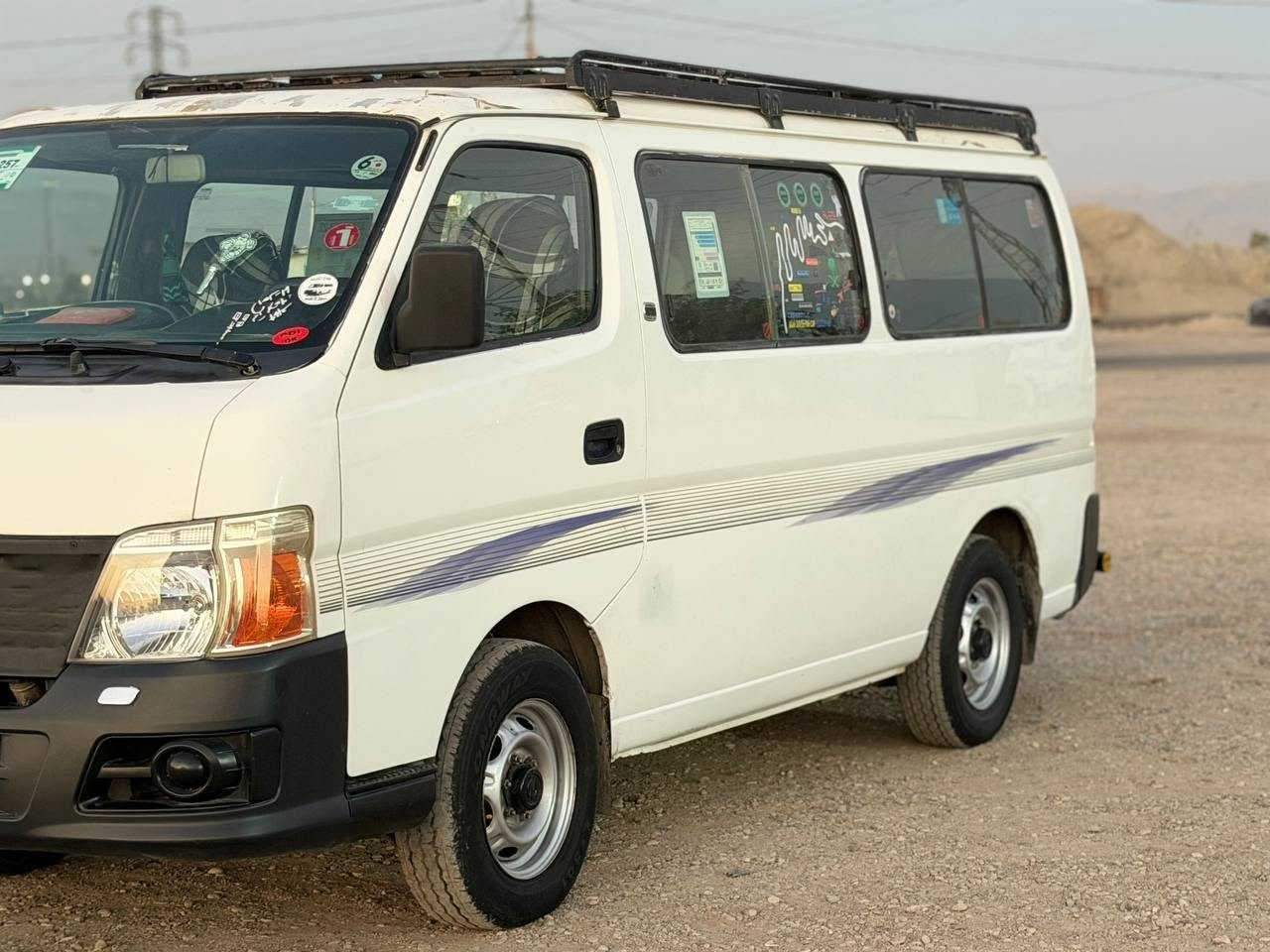 نیسان ئۆرڤان2008
ڕەقەم ئەنبار و ئەوەلیات بەشەرت تەحویل نابێ

گێڕ و مەکینەی بەشەرت

پەڵە پەڵە بۆیاخی هەیە وەرگەڕاو نیە شان داداو نیە

تەبرید  ئەشیای کاملی پێوەیە 

دەعمی قورسی نیە

چەمچ و دەعامی بەشەرت

دەرگای سکەی کارەبایە

نمونەیە لەجوانی 

شاشەو ئیمپریفایەر

***********

لەچەمچەماڵ
