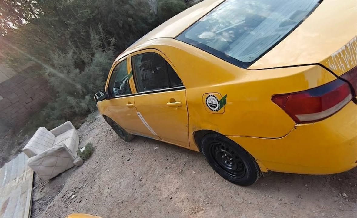 بيوايدي g3 2013 محور كورلا نحلة 1800 بيهه تنقيص (رنكات) والباب مضروب مثل ما موضح بالصور وبيهه ضربة بالجاملغ خفيفه
السياره مصبوغه عام يرادله ترتيب السياره باسمي 
مصفرة هيئة وغرامات 
رقم بغداد 
مكانهه بغداد ابو غريب 
السعر 36 وبيهه مجال بسيط
*********** واتساب فقط
