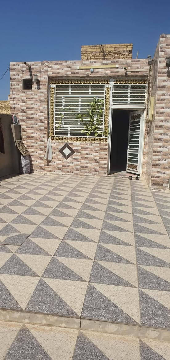 سلام عليكم بيت للبيع المساحه 250متر بناء170 بيت جديد كامل عله طريق السنيه الدوانيه يم عمود 706 ثنين غرف+صاله +ستقبال+مطبخ +صحيات خارجه وداخليه بيت بناء طابوك الساس رباط صب السكف عكاده يبعد عن شارع العام 150متر تبليط ***********
