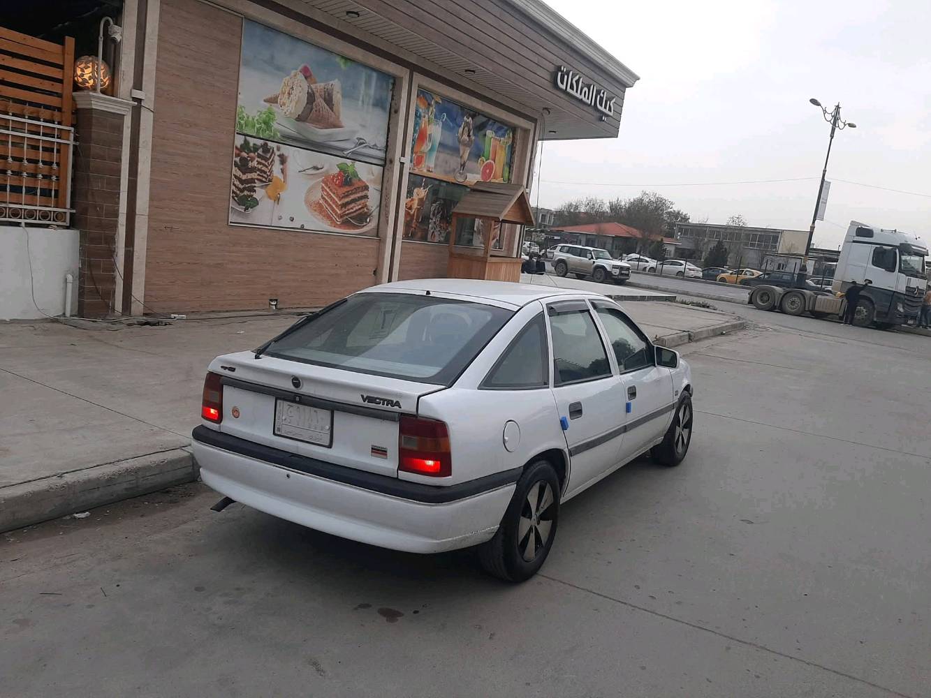 فكترا موديل ٩٢ فوول محرك حجم 18 ( كير اتوماتيك ) محرك وكير بشرط ستيرن بور جامات كهرب ( تبريد شغال ) طخم امامي وخلفي جديد مسجل شاشة كاميرا خلفي طخم ويل كب ( كابون بانزين ) رقم نينوى الماني سنوية عظم مشروع وطني تحويل بشرط السعر60 $ قفل الماشراي لايكسر بسعرو 