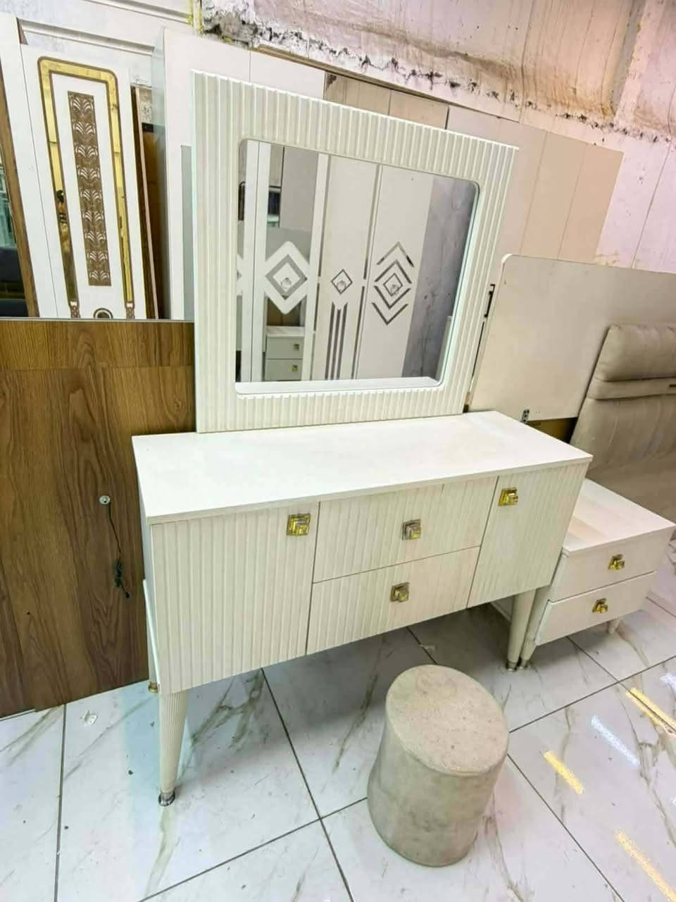 غرفه تركيه 8قطع ب650شامل التوصيل والشد الحجز واتساب فقط ***********
