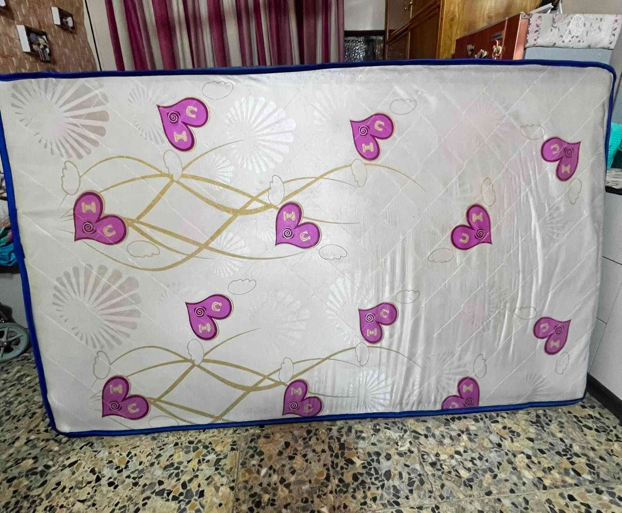 السلام عليكم عندي هذا الدوشك نضيف إسفنجي نضيف رايده ٣٠ الف الرقم واتساب ***********
