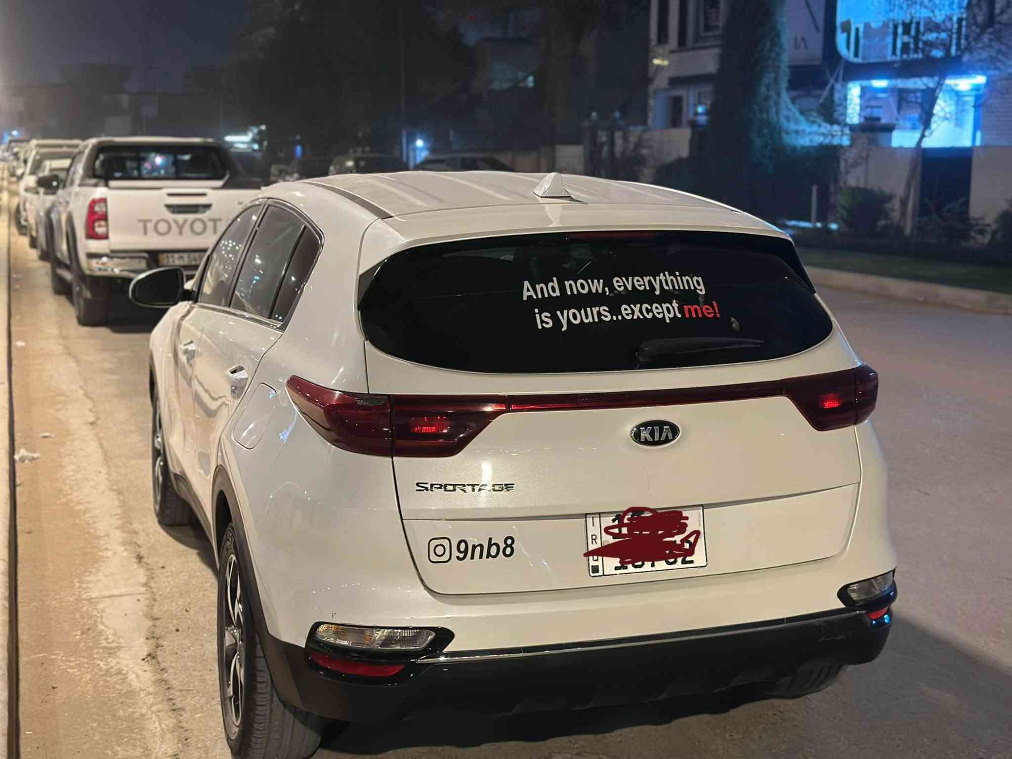 للبيع سبورتج 2021 وارد أمريكي حادثها جاملغ فقط بدون دواخل وباقي سياره كفاله عامه ماشيه 90 كيلو باسمي سعرها 159 وبيها مجال قليل 
***********

نص مكتوب في الصور:
- And now, everything is yours, except me.
- @9nb8