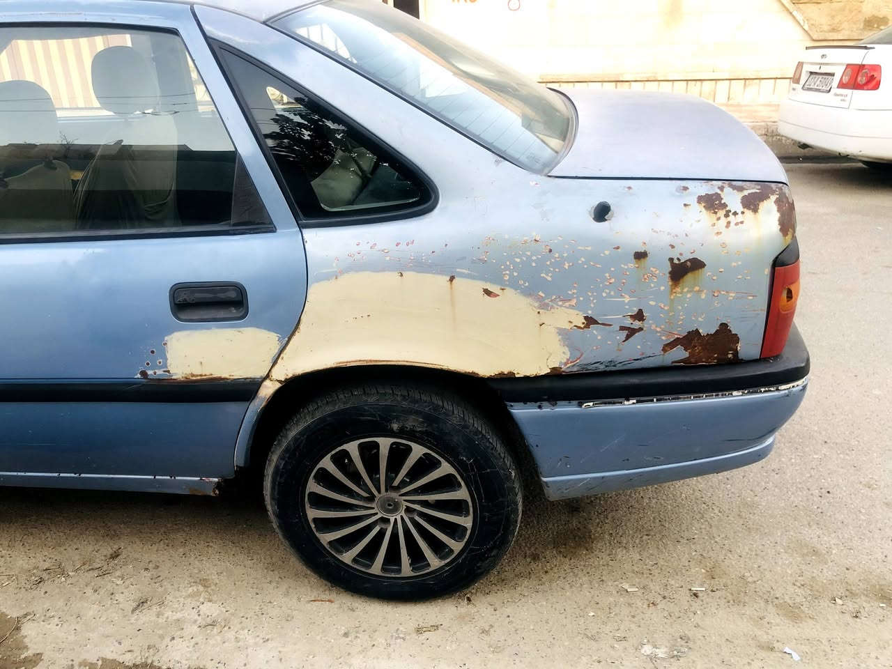 السلام عليكم 
اوبل ڤكترا حجم 18 سياره جاهزه شرط تشغل وتمشي فقط بيها هذا الداير خيسان موضح بالصور مضروب معجون كير محرك شرط
 السعر 25

***********
***********
