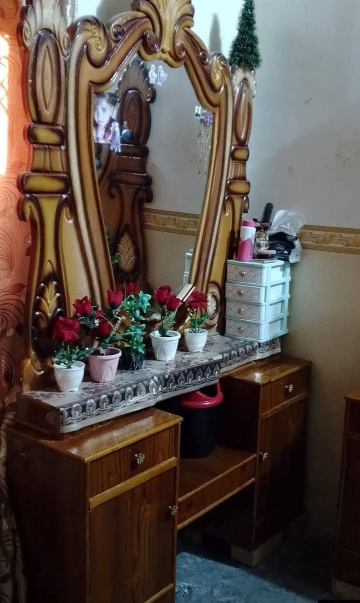 للبيع قرفه اخشاب كامله/***********
