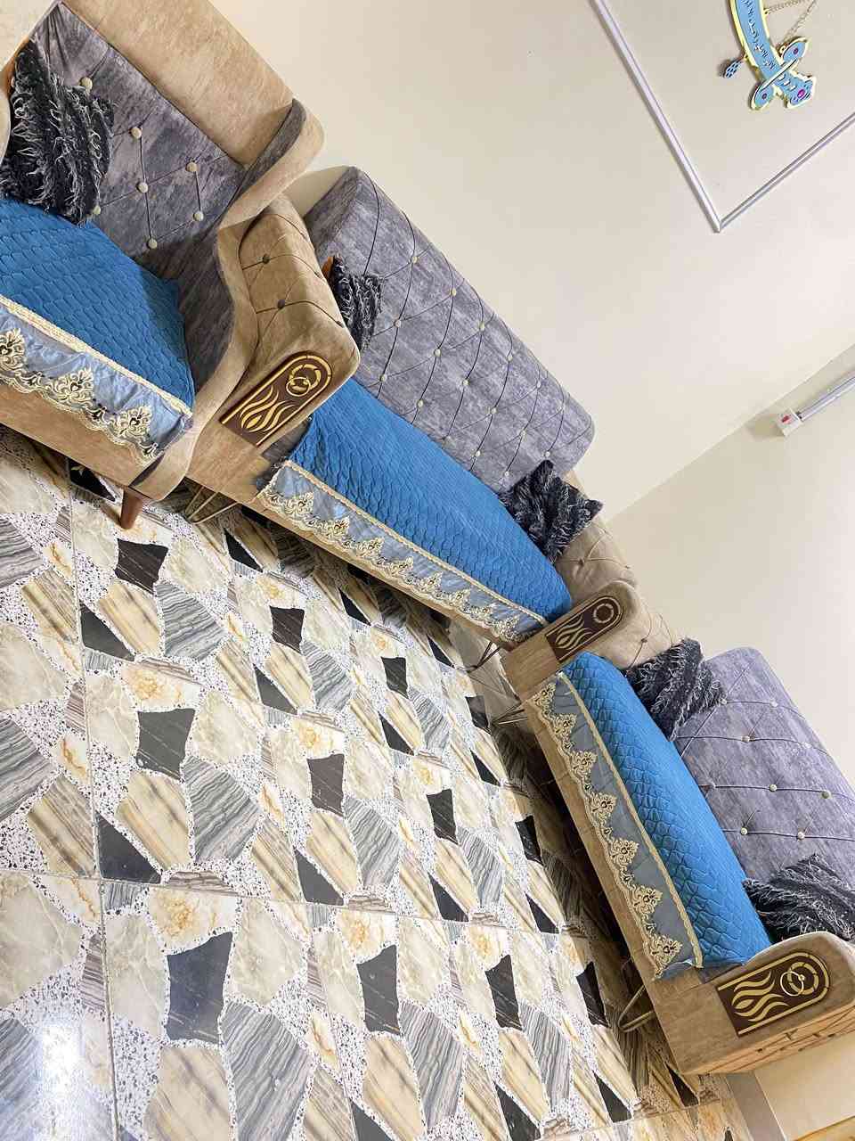 سلام عليكم طخم قنفات للبيع نضيفات السعر 250 العنوان القبله للتواصل *********** سبب البيع مكان صغير
