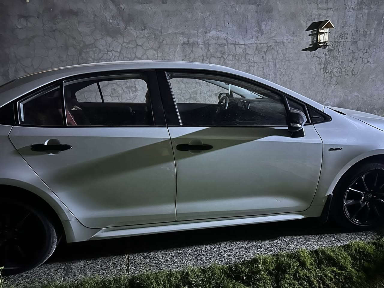 كورلا هايبرد S 2025 
بلاك ادشن 
فول مواصفات من كولشي 
فتحة سقف 
بصمة تشغيل
بصمة ابواب
مقاعد جلد احمر 
كشن السايق كهرباء
رادارات جانبيه وامامي
شاشه كبيره 
فول تحكمات
حساسات
ويل اسود بلاد
عداد دجتل 
كامره خلفيه. السياره كفاله عامه 
وباقي المواصفات المعروفة 
السعر 163 💵. ***********
