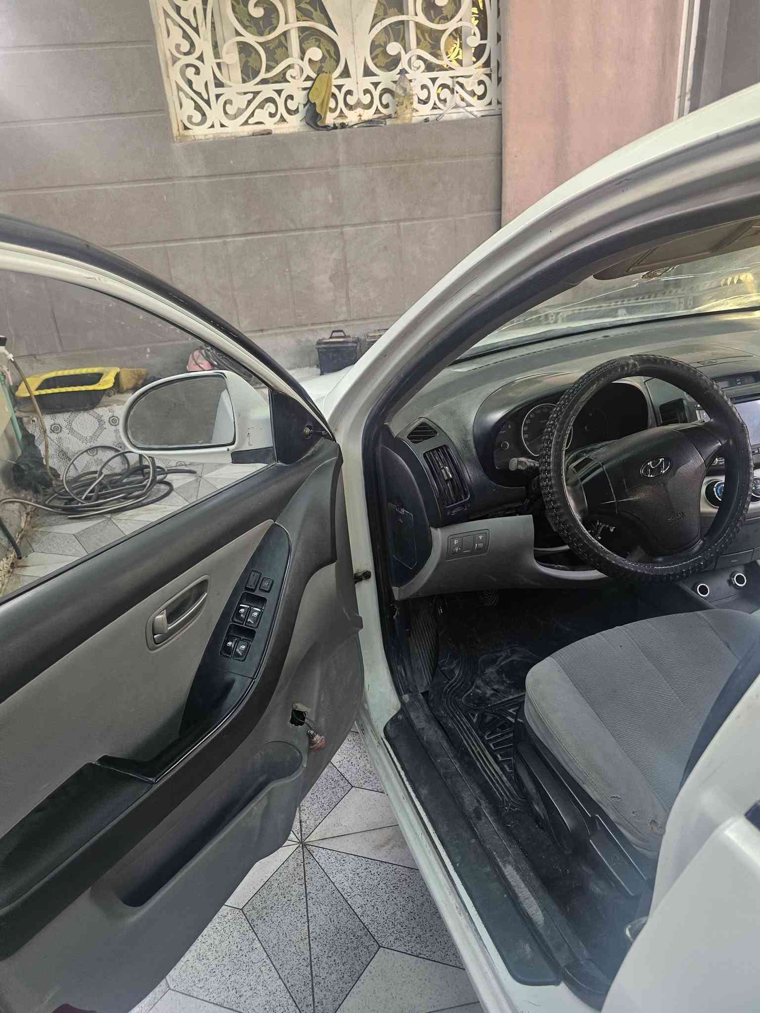 السلام عليكم للبيع انترا مكصوصه دوات ادوات مكينه وكير 2000 كير عادي حدادته جديده تخم تايرات جدد كهربائياته كله شغاله خوووان سياره طافيه تشتغل سلولي وتخربط دوسله بانزين ما تاخذه ابيع هم موجود كووم حديد سعر 20 وبيه مجال كلش قليل مكان سياره بصره قضاء الصادق *********** علما سياره بدون رقم
