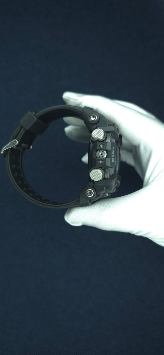 السلام عليكم 

ساعة كاسيو جي شوك مود ماستر بحالة جديد
GG-B100

° الوصف
• هذا طراز من السلسلة G-Shock Mudmaster مصمم للاستخدام في البيئات القاسية التي يتناثر فيها الحصى والأوساخ والحطام، ويستخدم مواد من الكربون. يساعد استخدام الكربون عالي الصلابة في الهيكل على منع التلف والتشويه، ويضمن مستوى عاليًا من الإحكام ومقاومة الصدمات. كما يتميز هذا الطراز بعامل تصفية يحمي من تسرب الوحل ومزود بظهر لوحة مصنوع من الفولاذ المقاوم للصدأ وغطاء خلفي مصنوع من الراتينج الصافي المقاوم للصدمات الممزوج بألياف زجاجية، هذا ما يمنحه مستوى عاليًا من المقاومة للغبار والوحل. ويأتي الإطار مزودًا أيضًا بثلاث طبقات من الراتينج الصافي مع حشوات من ألياف الكربون.

° المعلومات الأساسية

• القطر 51.3 ملم

• مقاومة الماء حتى عمق 200 متر

• ومقاومة الصدمات مقاومة الوحل و بنية حماية أساسية من الكربون

• مصدر الطاقة وعمر البطارية عمر البطارية التقريبي: سنتان على CR2025

• ضبط الوقت
Bluetooth: يتصل الطراز بالهواتف الذكية ويضبط الوقت تلقائيًا

• ميزة قابلية اتصال التطبيقات
ضبط الوقت التلقائي
إعداد سهل للساعة
توقيت عالمي لـ 300 مدينة تقريبًا
بيانات سجل الأنشطة اليومية
سجل المهام
مؤشر الموقع
ذاكرة الموقع
تخصيص تبديل الوضع/الشاشة
التصحيح التلقائي للارتفاع
الباحث عن الهاتف

• عرض وقت شروق الشمس ووقت غروب الشمس
وقت شروق الشمس ووقت غروب الشمس في تاريخ معين

• التوقيت العالمي ، 38 منطقة توقيت (38 مدينة + التوقيت العالمي المنسق)، تشغيل/إيقاف تشغيل التوقيت الصيفي، تبديل المدينة المحلية/مدينة التوقيت العالمي

• ساعة إيقاف بدقة 1/100 ثانية
من 00'00''00 إلى 59'59''99 تقريبًا (لأول 60 دقيقة)
من 1:00'00 إلى 23:59'59 تقريبًا (بعد 60 دقيقة)
وحدة القياس:
1/100 ثانية (لأول 60 دقيقة)
ثانية واحدة (بعد 60 دقيقة)
أوضاع القياس: الوقت المنقضي، وقت الانقسام، أوقات المكانَين الأول والثاني

• مؤقت العد التنازلي، وحدة القياس: ثانية واحدة، نطاق العد التنازلي: 24 ساعة، نطاق ضبط وقت بدء العد التنازلي: من ثانية واحدة إلى 24 ساعة (زيادات بمعدل دقيقة واحدة وزيادات بمعدل ساعة واحدة)

• ضوء LED لوجه الساعة (ضوء LED تلقائي، مصباح شديد الإضاءة، مدة إضاءة قابلة للتحديد (1,5 ثانية أو 3 ثوانٍ)، إضاءة الشفق)
إضاءة خلفية بتقنية LED للشاشة الرقمية (ضوء LED تلقائي، مصباح شديد الإضاءة، مدة إضاءة قابلة للتحديد (1,5 ثانية أو 3 ثوانٍ)، إضاءة الشفق)

• 5 منبهات يوميًا إشارة الوقت بالساعة

• نطاق مقياس الارتفاع: من -700 إلى 10000 م (من -2300 قدم إلى 32800 قدم)، وحدة القياس: 1 م (5 أقدام)، رسم بياني لإشارة العقرب إلى فارق الارتفاع، قياسات الذاكرة اليدوية (حتى 14 سجلاً، يتضمن كل منها الارتفاع والتاريخ والوقت)، بيانات السجل التلقائي (الارتفاعات العالية/المنخفضة والصعود والهبوط التراكمي)، ميزات أخرى: قراءات الارتفاع النسبية (±100 م/ ±1000 م)، فاصل قياس اختياري: 5 ثوانٍ أو دقيقتان (ثانية واحدة لأول 3 دقائق فقط) *التحويل بين المتر والقدم

• نطاق قياس الضغط الجوي: من 260 إلى 1100 هكتوباسكال (من 7,65 إلى 32,45 بوصة زئبقية)، وحدة القياس: 1 هكتوباسكال (0,05 بوصة زئبقية) إشارة العقرب لفارق الضغط (±10 هكتوباسكال)، الرسم البياني لاتجاه الضغط الجوي (قراءات آخر 20 ساعة أو 56 ساعة)، تنبيه معلومات اتجاه الضغط الجوي (تشير الصفارة والسهم إلى تغييرات مهمة في الضغط)، يمكن أن يعرض الرسم البياني لاتجاه الضغط الجوي آخر 20 دقيقة أو آخر 56 دقيقة من القياسات. وتظهر إشارة العقرب لفارق الضغط القيَم في وحدات من ±0.1 هكتوباسكال. *التحويل بين الهكتو باسكال 

• والبوصة الزئبقية بوصلة رقمية لقياس الاتجاه وعرضه كنقطة واحدة من أصل 16 نقطة، نطاق القياس: من 0 إلى 359 درجة، وحدة القياس: درجة واحدة، قياس متواصل لمدة 60 ثانية، إشارة العقرب إلى الشمال، تصحيح الانحراف المغناطيسي، معايرة الاتجاه (معايرة ثنائية النقاط، معايرة من ثمانية أرقام، معايرة تلقائية)

• نطاق قياس مقياس الحرارة: من -10 إلى 60 درجة مئوية (من 14 إلى 140 درجة فهرنهايت)، وحدة القياس: 0,1 درجة مئوية (0,2 درجة فهرنهايت) *التحويل بين درجة الحرارة المئوية ودرجة الحرارة بالفهرنهايت

جميع الساعات اصلية معا ضمان🤍.

عنوان: - بغداد - مدينة الصدر ـ الأورفلي 
توصيل لجميع المحافظات 
التواصل واتساب *********** 🤍.

