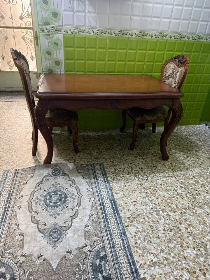 ميز طعام صاج • مايكرويف • نظيف