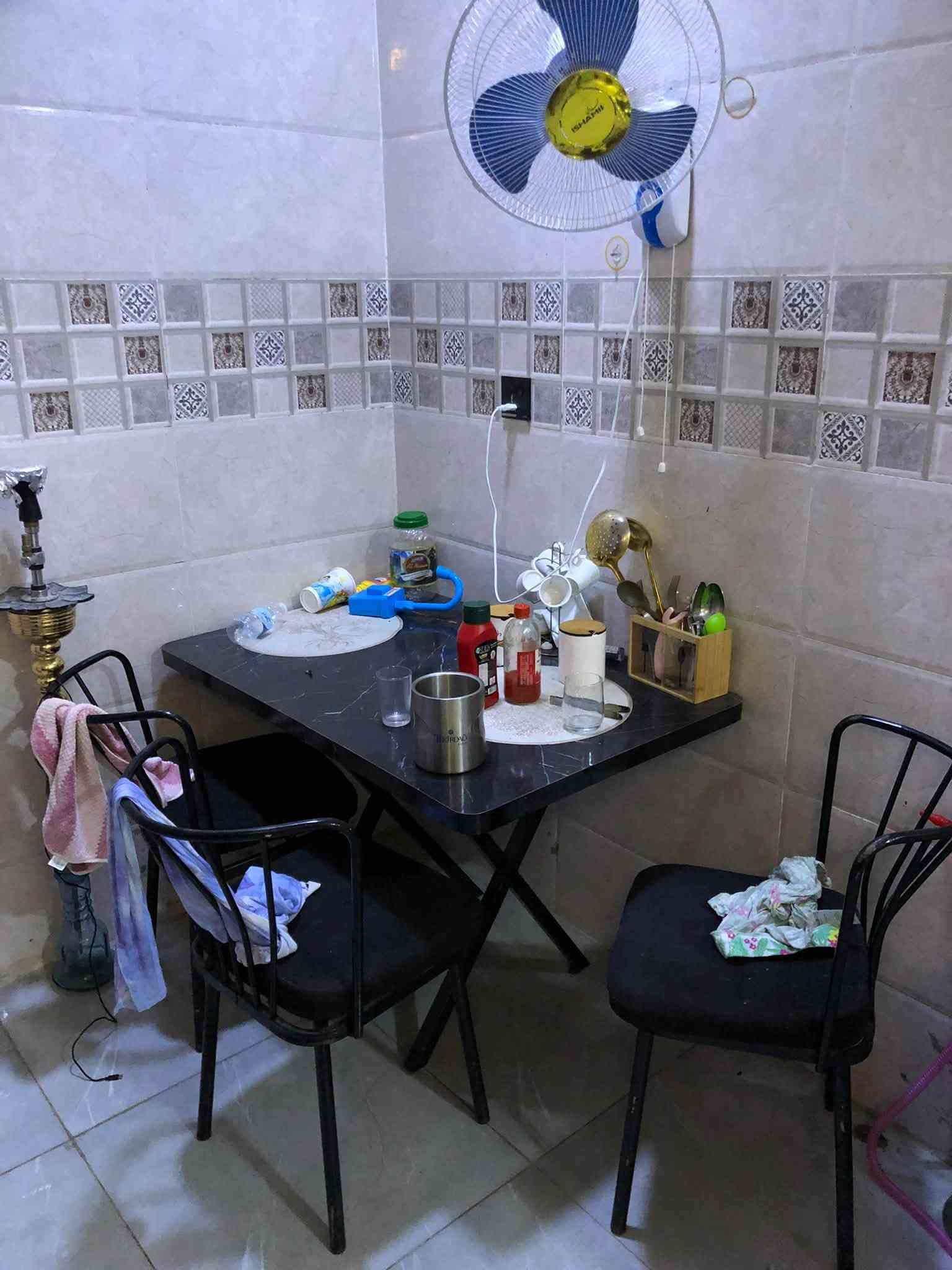 السلام عليكم 
اغراض بيت للبيع مكاني الدوره كراره تخم قنفات 7 مقاعد يصير سرير تركي اصلي تكمه ثقيل جدا بسعر 300 تخم طبلات زجاج 10 ملم الكبيره مكسوره الجامه بسعر 100 الف كاونتر مترتين وسنك 120 مرمر الكاونتر بي كسر 175 
الاسعار بيهن مجال
