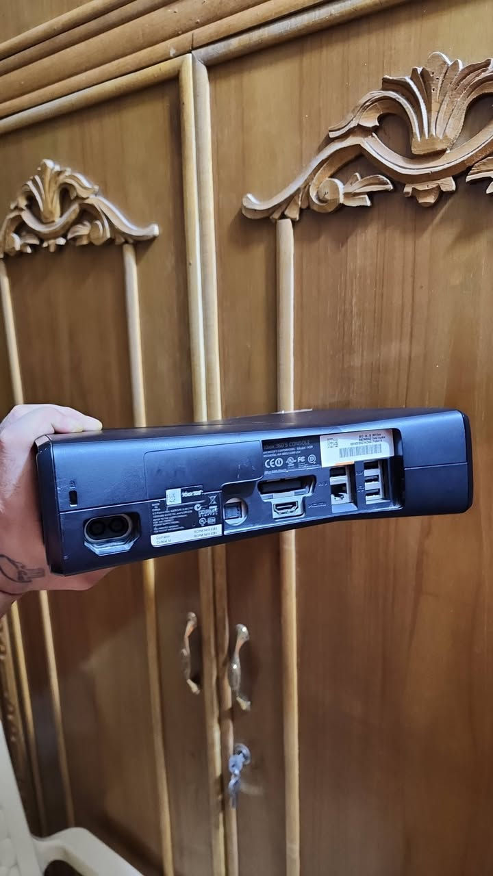 يالله ابسبب الوعود الكاذبه اكس بوكس 360 يدات اثين كامل ملحقات تجي العاب ابداخل الهارد كلهن قويات سعره 85 الف قفل وهاذه رقمي ***********
