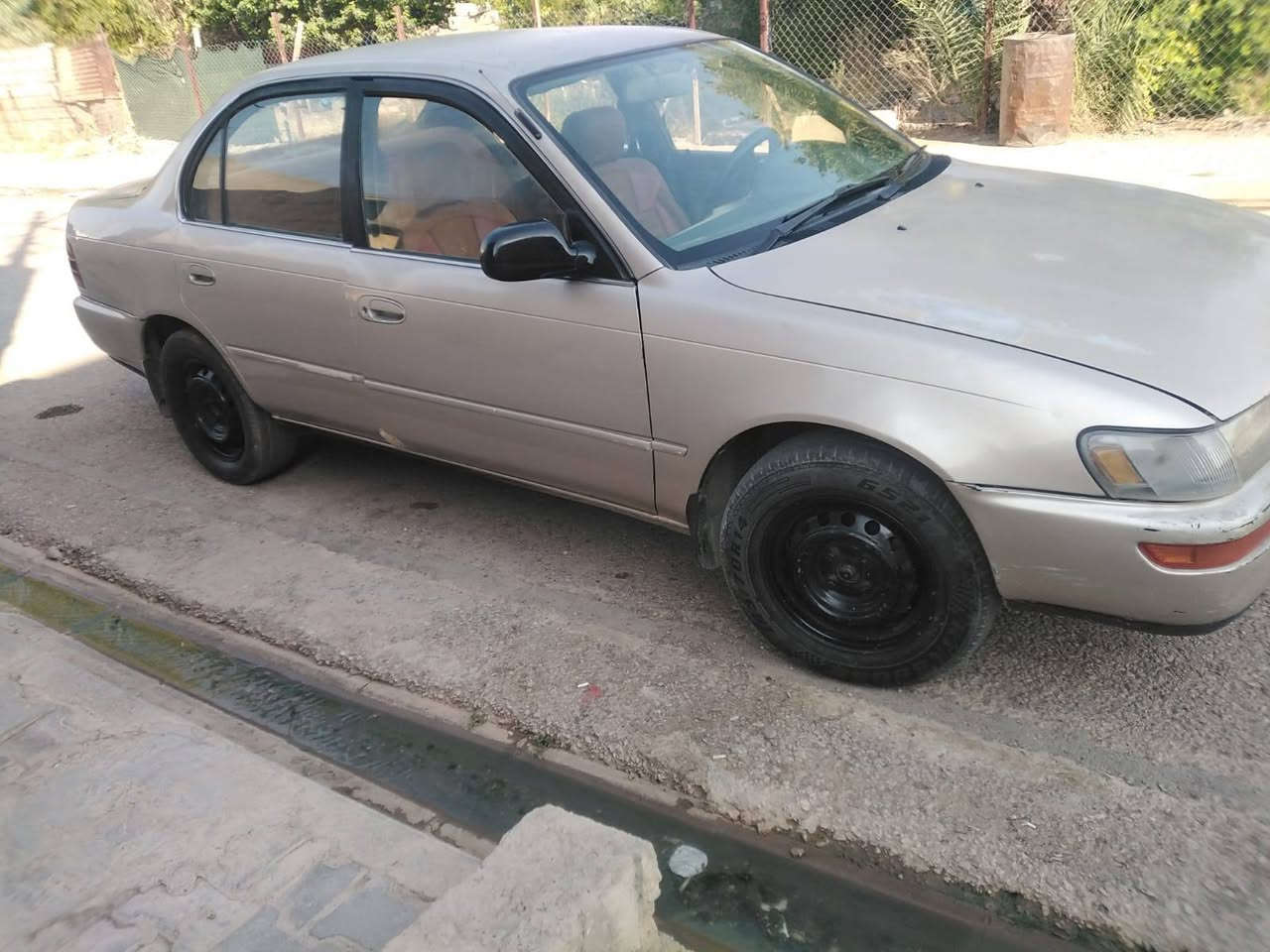 ه سلام عليكم سياره كورلا موديل ٩٢ بيه طخه بسيطه بل جاملغ الخلفي بدون اي دواخل بدون صبغ سنويه جديده سعره ٥٢ وبيه مجال بسيط الرقم ***********
