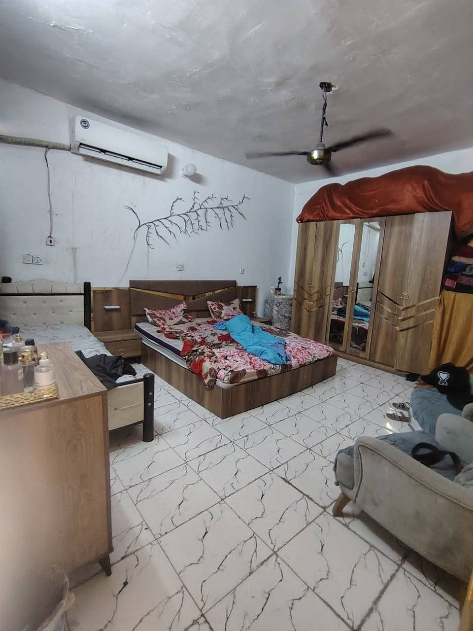 سلام عليكم بيت البيع مساحه 120متر طابق بيت طابو زراعي وكاله ام الصوره  جاهز مابي نقص مكانه زعفرانيه شارع كهرباء قرب صيدليه زينه علي رقم الهاتف ***********استفسار على رقم غير متواجد نت

