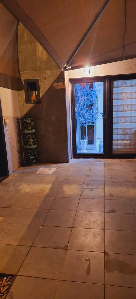 🏠 بيت للبيع - 200 متر طابو صرف
📍 مجمع اللؤلؤة - منطقة الحر - بالقرب من المستشفى التركي - كربلاء

مواصفات البيت:
• المساحة: 200 متر مربع طابو صرف • 3 غرف نوم • صالة كبيرة • استقبال • مطبخ حار + مطبخ بارد • 3 صحيات داخلية • حديقة أمامية + حديقة خلفية • كراج سيارة 
البيت بناء نظيف وجاهز للسكن، موقعه مميز داخل المجمع وقريب على كل الخدمات والمستشفى التركي.

للاستفسار والتواصل:
📞 ***********
متوفر واتساب والماسنجر مفتوح

#بيوت_للبع #كربلاء #الحر #مجمع_اللؤلؤة #
