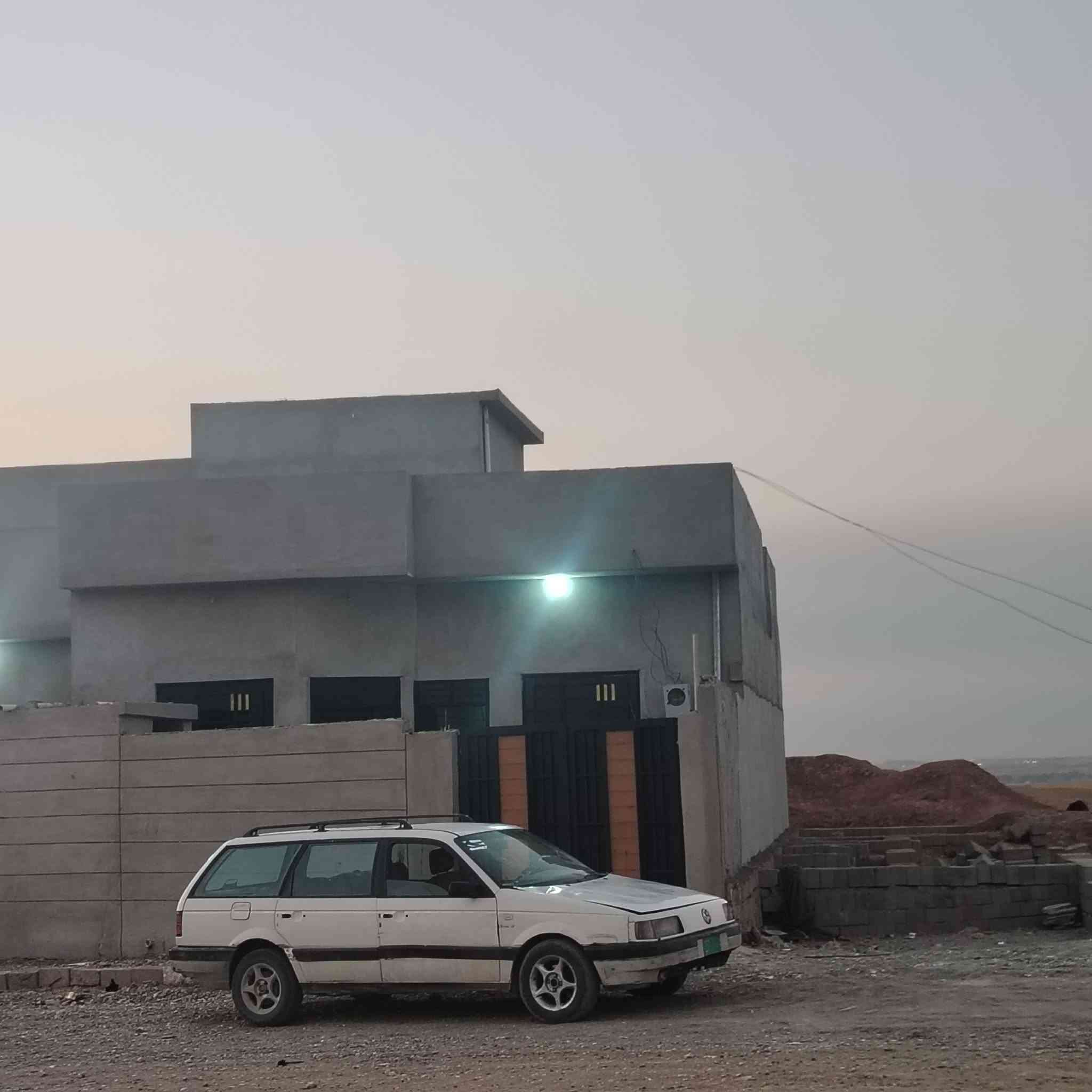 السلام عليكم عندي بيتين للبيع جمعيه ام الربيعين مقاطعه 110الدامرجي وصل جمعيه بسمك مي كهرب موجود  قبل البوابه شام عل يسار المساحه 175والثاني 150البيوت كاملات فقط نقص لبخ جص السعر الواحد ب35
***********
***********
