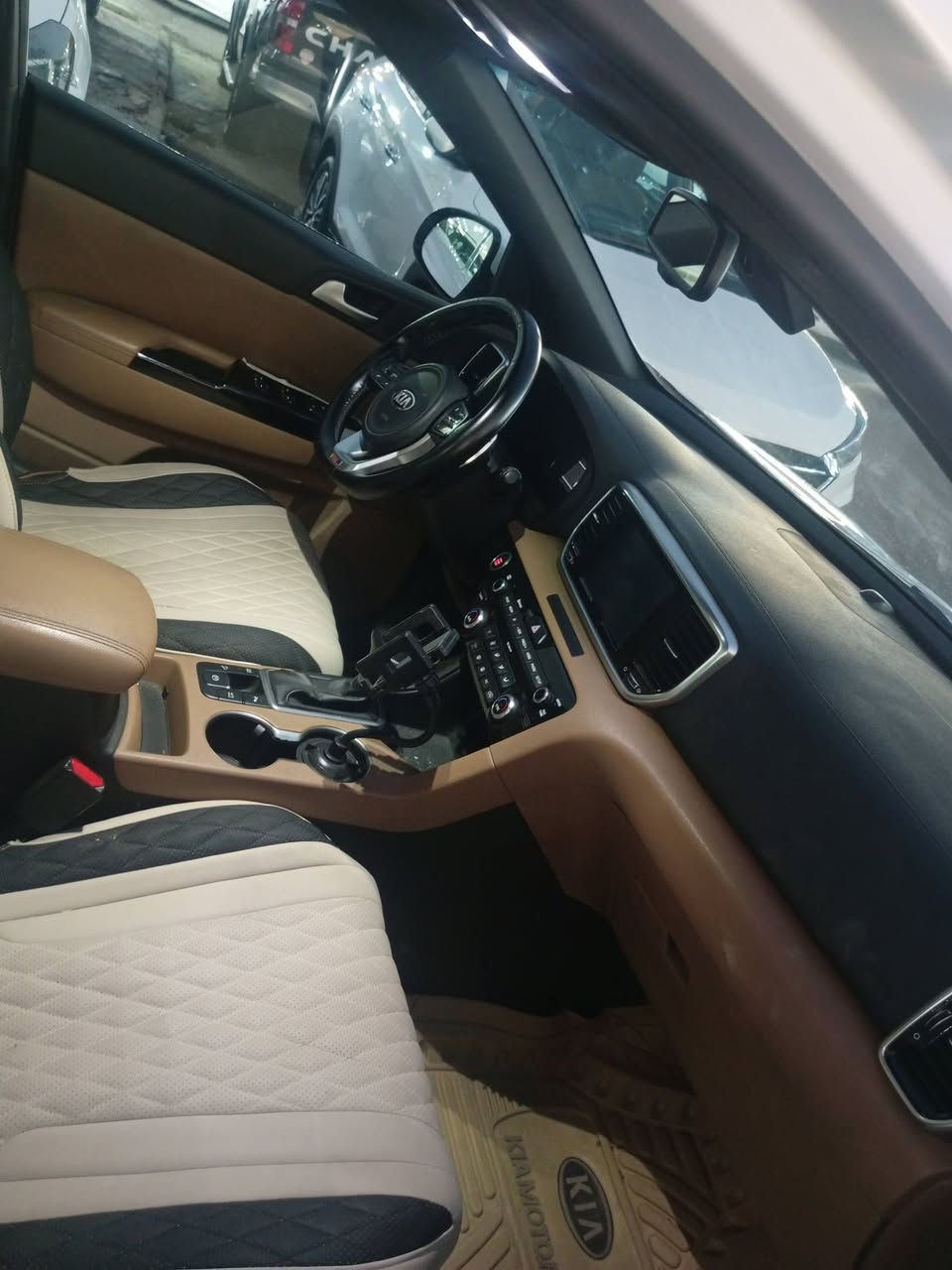 سبورتج  خليجي جيتي لاين استيرن كصة فول مواصفات للبيع مكفولة من صبغ وتبديل وكير ومكينه
الموديل 2019 شكل ال2020 بلاد  لون ابيض. 
المواصفات :
محرك الفين 2.0 دوش
بصمه عدد2
سقف بنوراما 
هاندر بريك بصمه + اوتو هولد + مانع نزلاق + مانع نحدار + مود درايف 
صندوك كهرباء + ذكي 
شاشه نفكيشن + كامره داورة
تبريد بيانو + مناخي 
كراسي جلد + كراسي كهرباء 
شاحن واير ليس للهاتف نقال 
لايت  لد نهاري زينون + بروجكتر زينون 
8 ايرباك 
حساس امامي + حساس خلفي + حساس مطر + حساس لايت 
تبريد قطعتين
ويل كب كبير
نيكلات دوس كروم 
ماشيه 88 الف حقيقي اعلى مواصفات بالسبورتج
رقم بغداد الدولي جديد هزه كامله وجديدة ✅
السعر 197 $ بيهة مجال قليل
السياره جدا نضيفه وجديده بالعافيه ع ياخذها 
مكاني بغداد المحمودية 
للاستفسار على رقم ***********
سبورتج  خليجي جيتي لاين استيرن كصة فول مواصفات للبيع مكفولة من صبغ وتبديل وكير ومكينه
