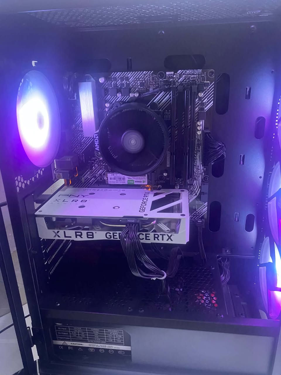 السلام عليكم تجميعه للبيع مع ماوس مواصفاته 
R5 5500                                           RAM 16 3200                                  RTX 4060 PNY WIHET                          SSD 512                                                    M.2 256                                              P.S 650 W MASS                 كيس4 مراوح RGB                     تجميعه نضيفه وجديده سعر 875 مكاني كوت وموجود توصيل للاستفسار خاص او ***********
