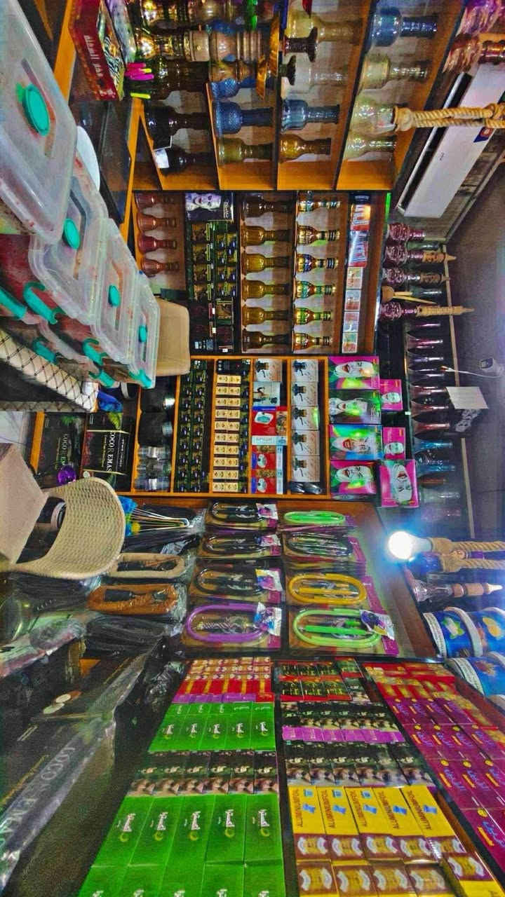 رفوف كاملة للبيع مال محل اراكيل 
10 قطع 
مع ميز للبيع فقط رفوف 
مكان بغداد 
***********
