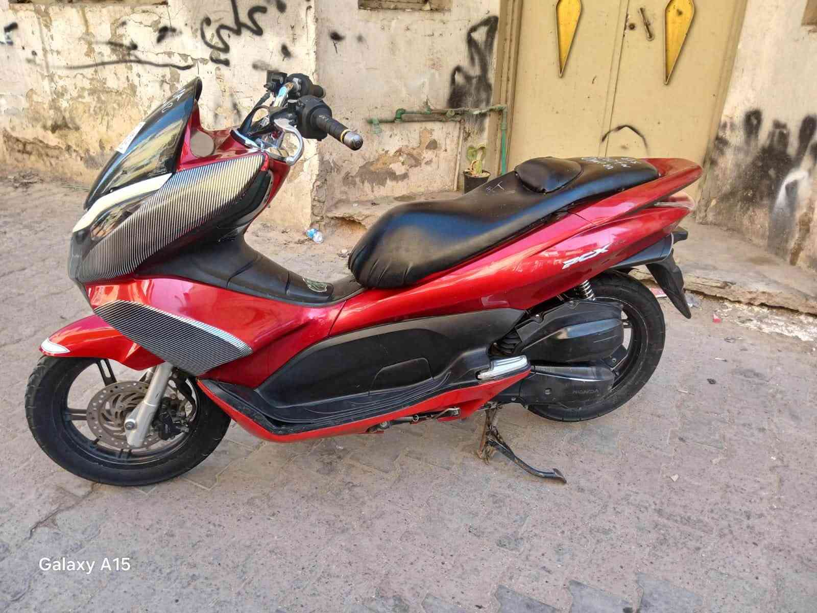 دراجه pcxجيل اول   دراجة  كلها ابلاديه شرط النضافه دراجة مال رمبه مال معرض المديل 2016 ماخذها رمبه اوراق المعرض موجوده يعني مو مال شارع السعر مليون و350الف 
حساس ازدحام كفاله عامه الدراجه على ايدي شوفت عينك ياباني الاصليJF جديده مكاني بغدادالكرخ اي استفسارالاتصال على رقم ***********

نص مكتوب في الصور:
- Galaxy A15