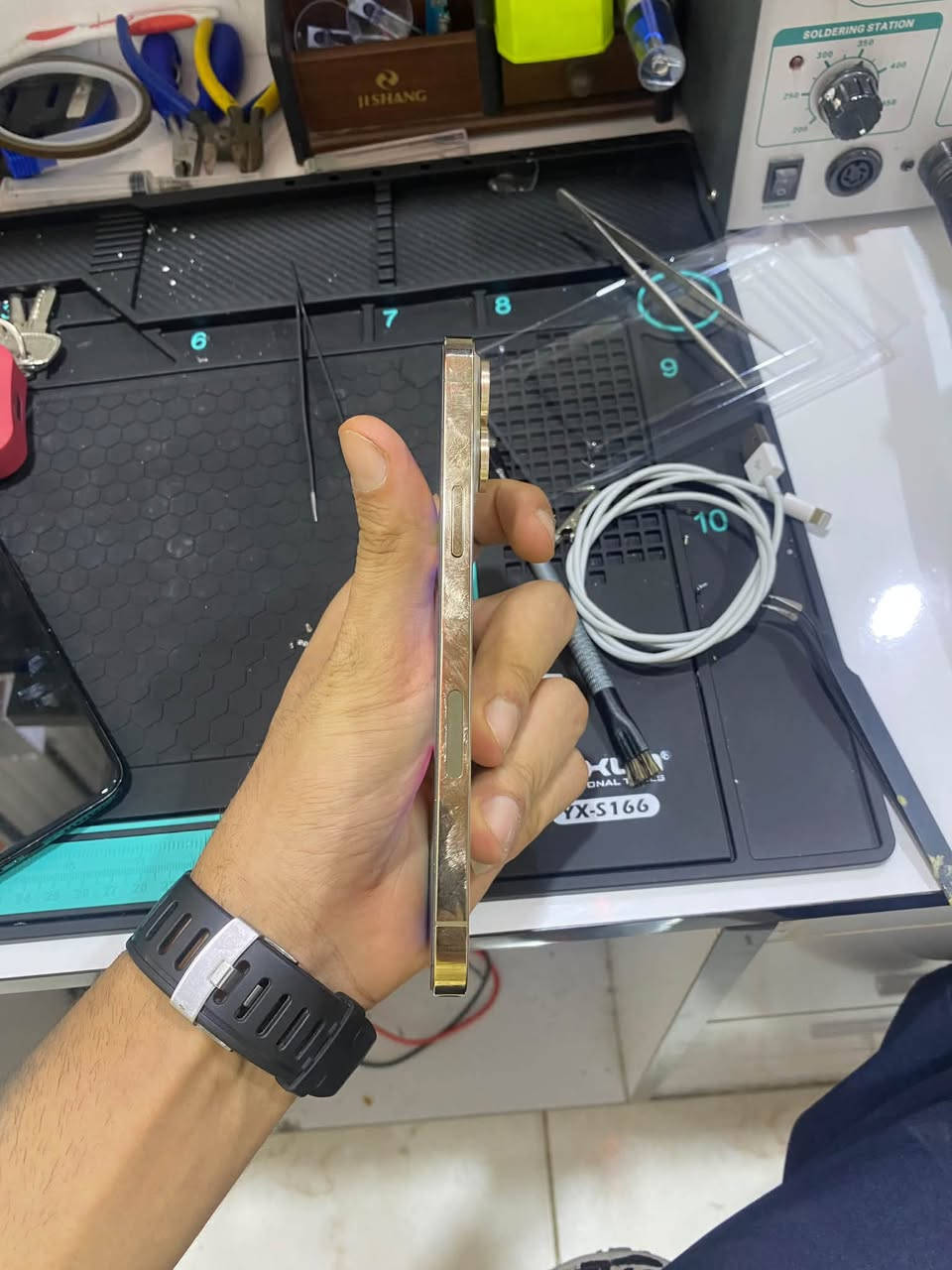 13 برو ماكس
ذاكره 512 
بطاريه 95 
كامل ملحقات 
مكفول بلاد الجهاز 
لون المرغوب ذهبي 
رقم الهاتف ***********
العنوان ميسان شارع نعمه الريفي 
السعر 775
